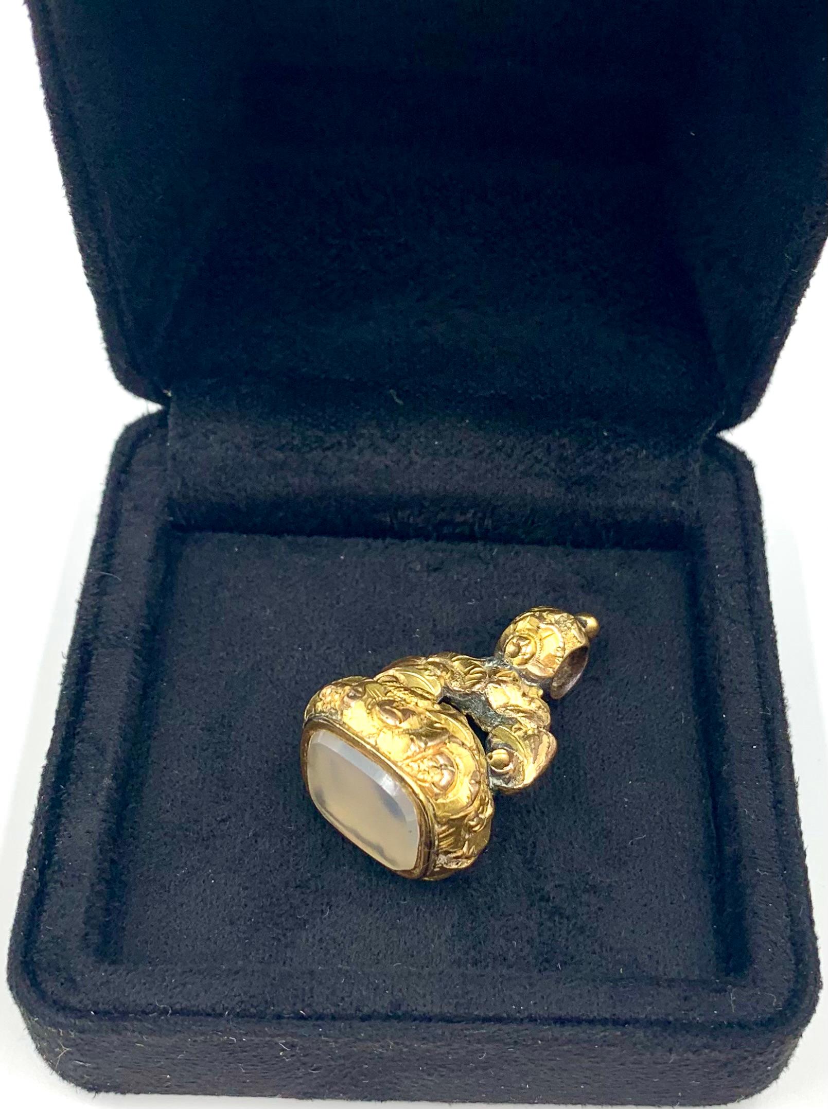 Ciondolo antico georgiano ornato con rose e ghiande, incassato in oro e con sigillo in agata in vendita 6