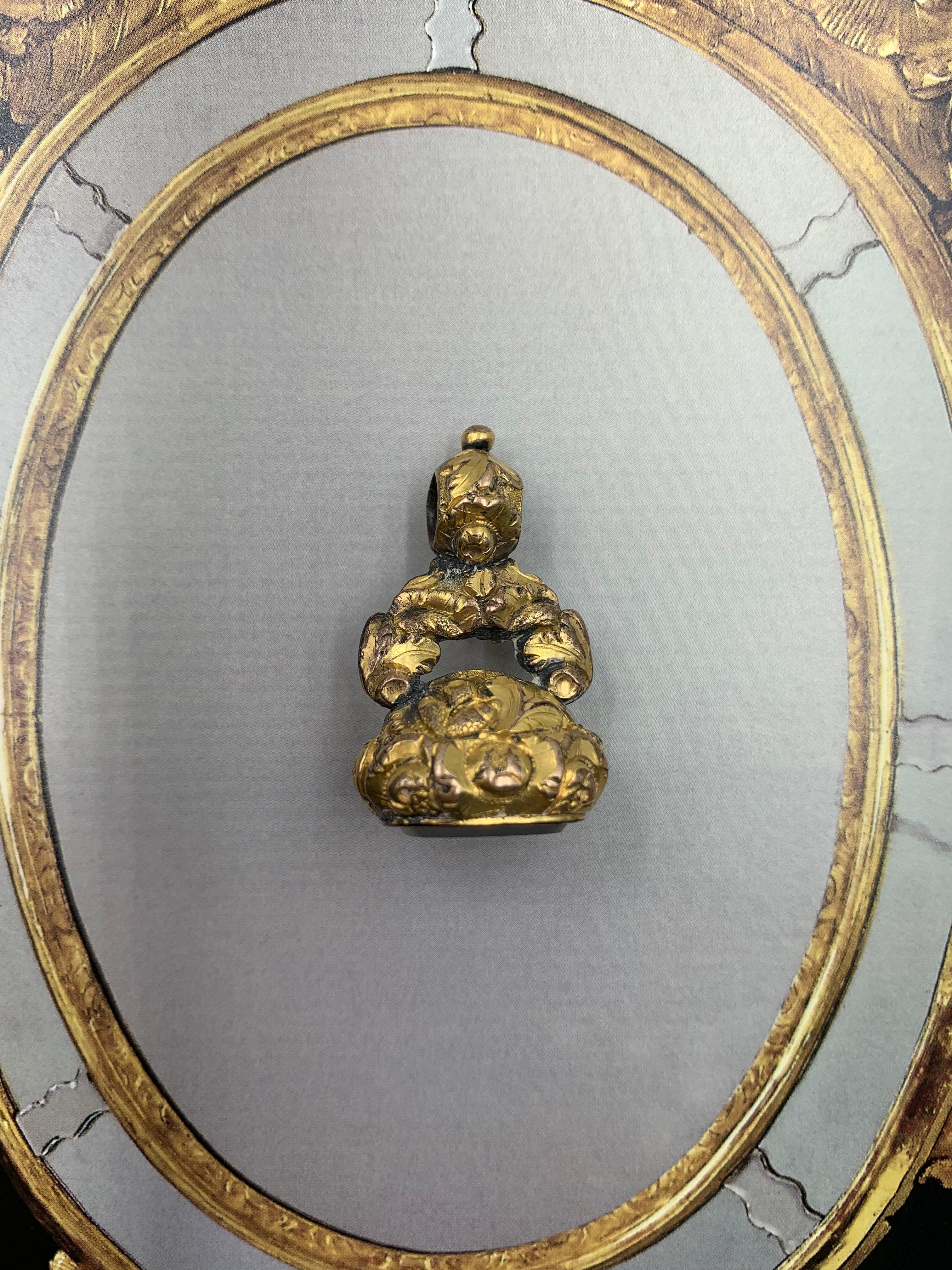 Ciondolo antico georgiano ornato con rose e ghiande, incassato in oro e con sigillo in agata in vendita 7