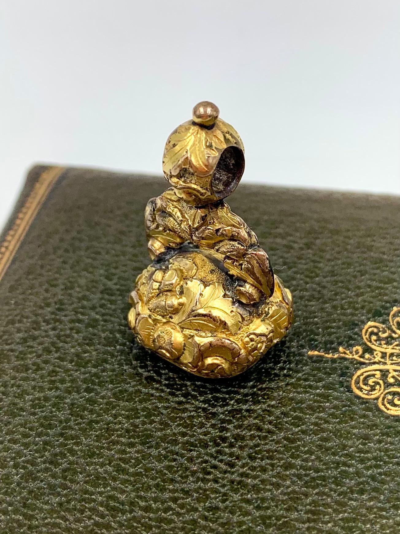 Ciondolo antico georgiano ornato con rose e ghiande, incassato in oro e con sigillo in agata in vendita 9