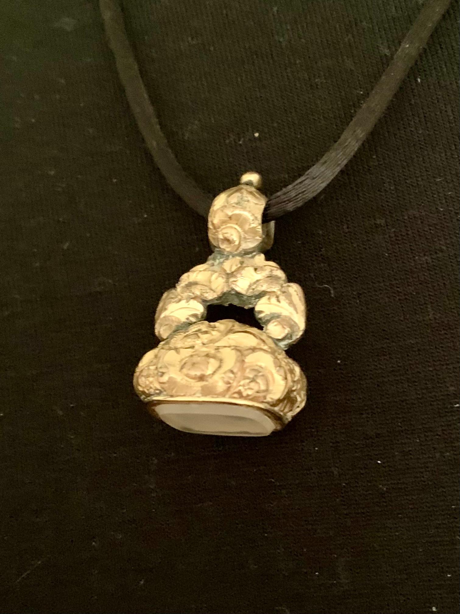 Ciondolo antico georgiano ornato con rose e ghiande, incassato in oro e con sigillo in agata In condizioni buone in vendita a New York, NY