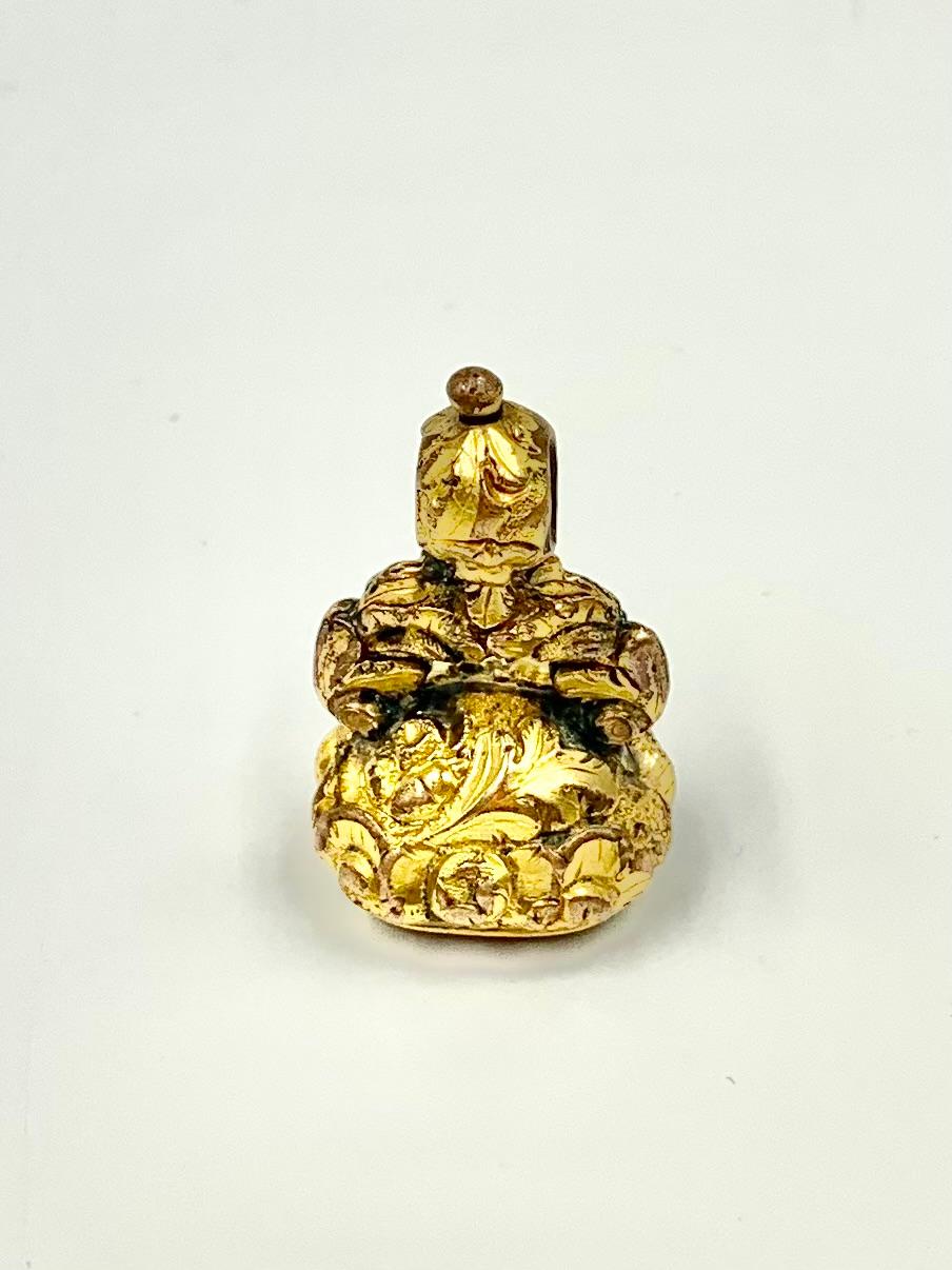 Ciondolo antico georgiano ornato con rose e ghiande, incassato in oro e con sigillo in agata in vendita 3