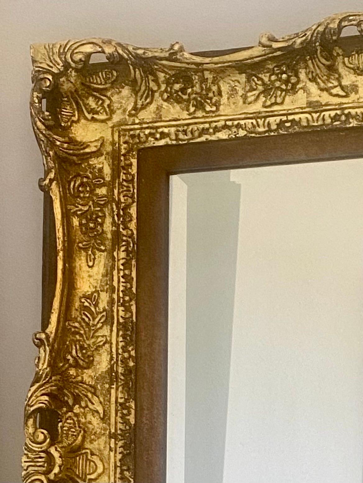 Miroir orné en bois sculpté à la feuille d'or antique en vente 3