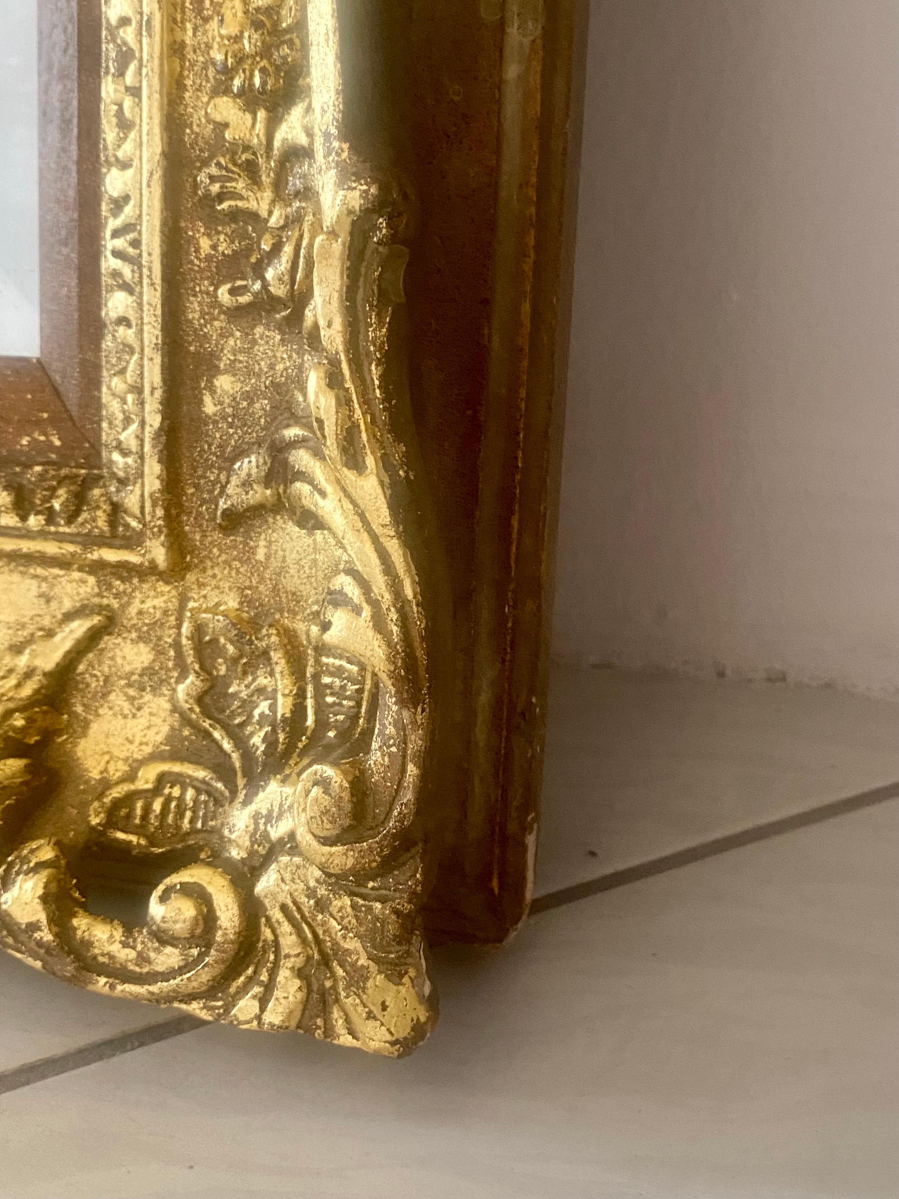 Miroir orné en bois sculpté à la feuille d'or antique en vente 5