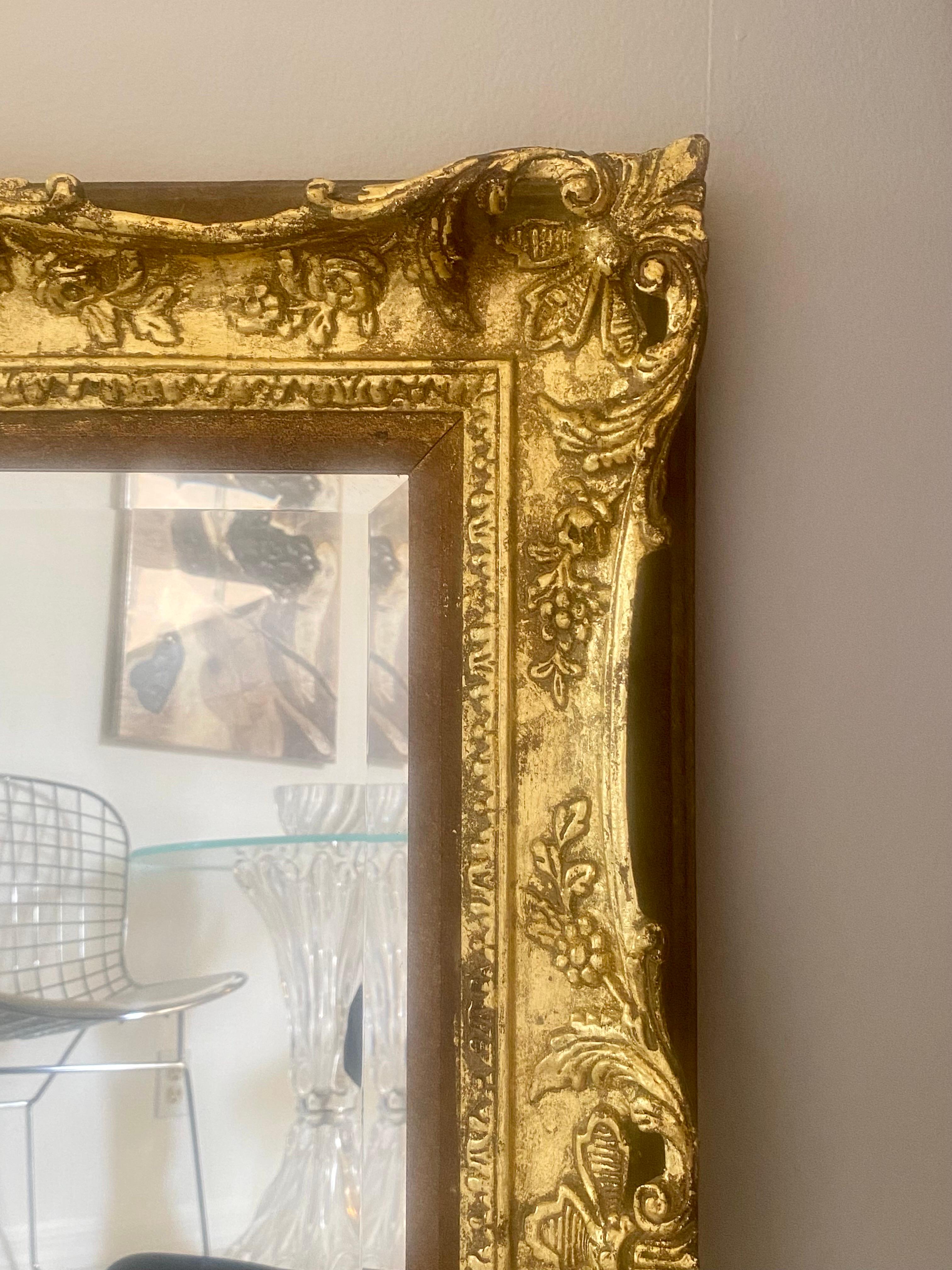 Miroir orné en bois sculpté à la feuille d'or antique en vente 6