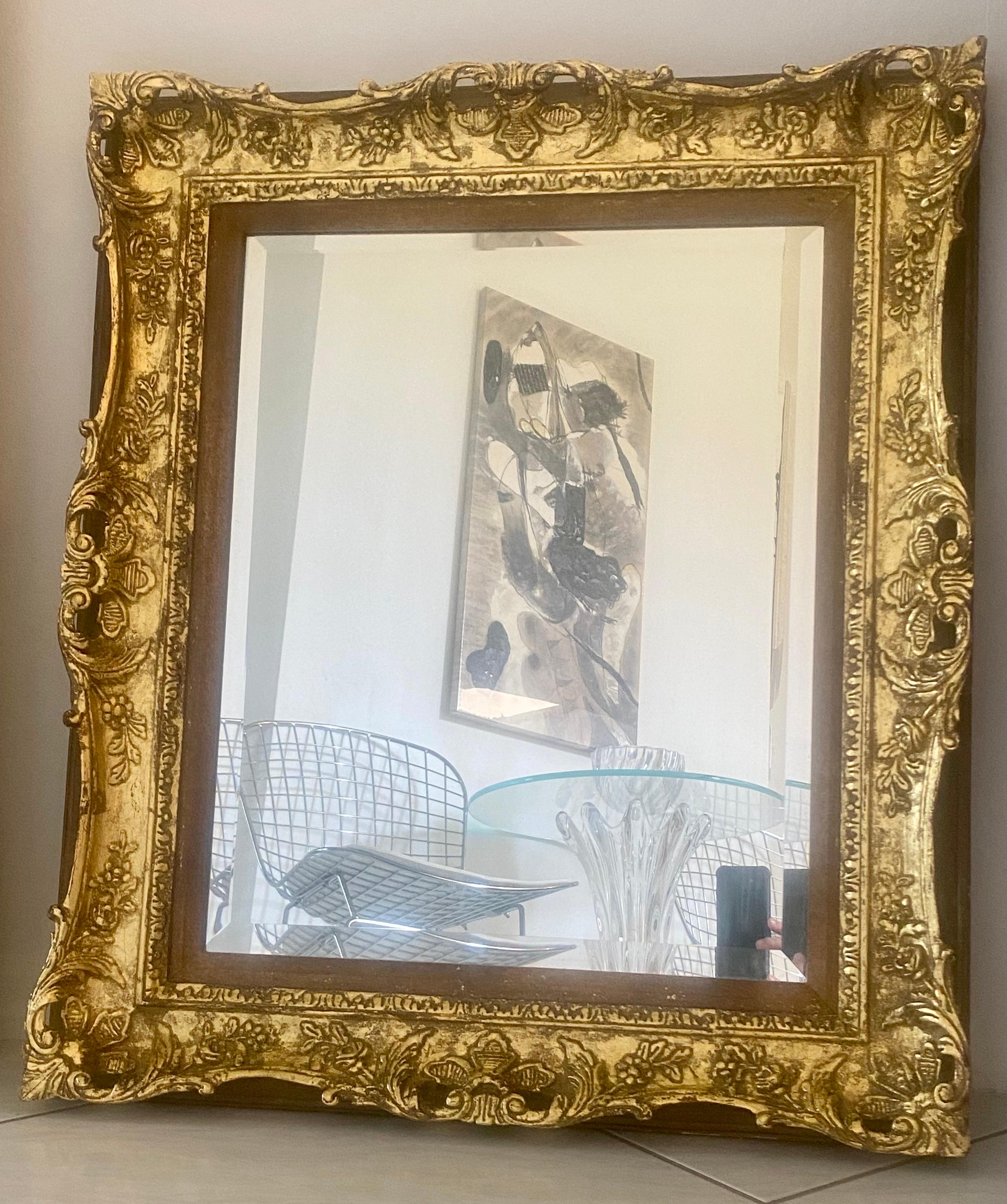 Rococo Miroir orné en bois sculpté à la feuille d'or antique en vente