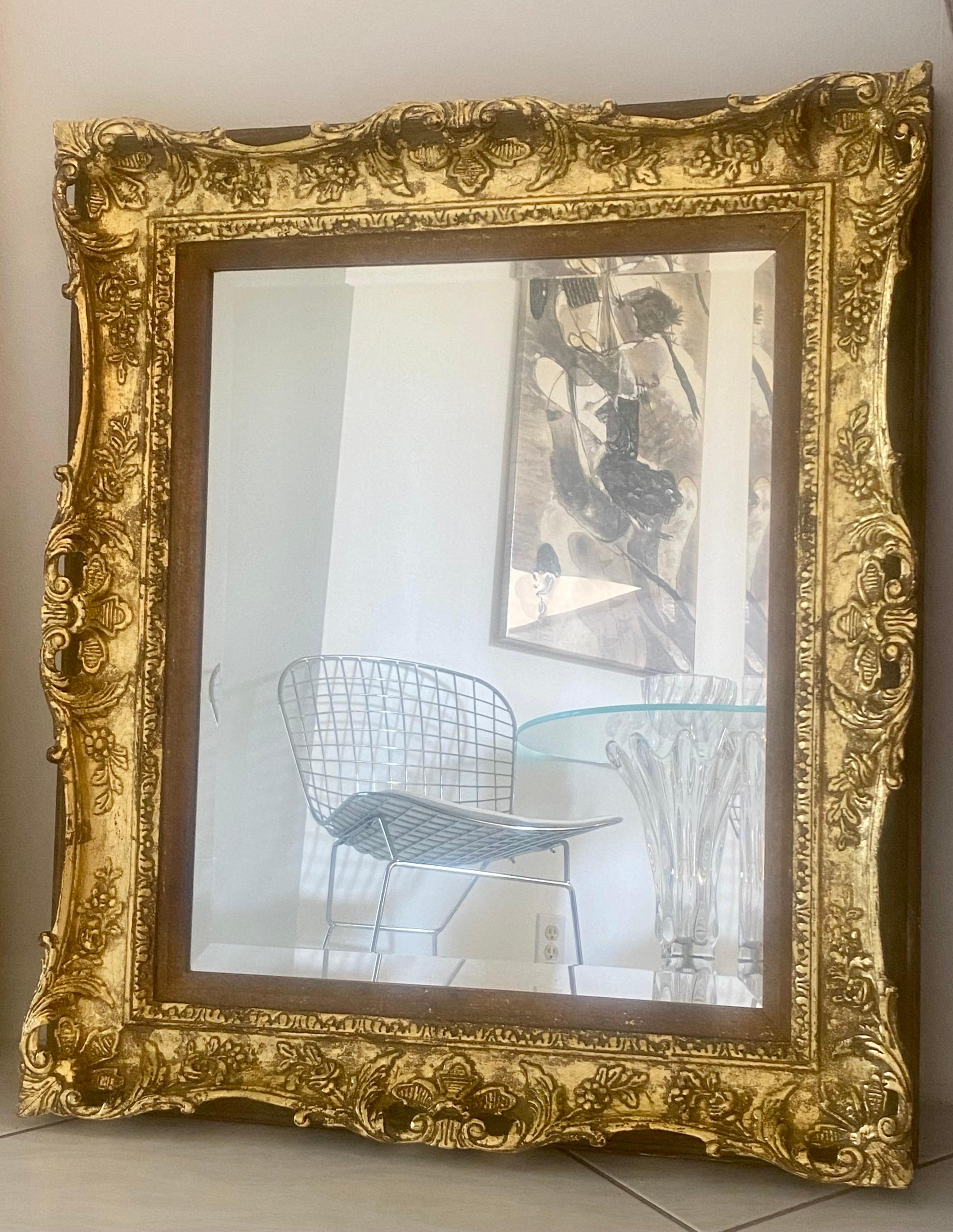 Français Miroir orné en bois sculpté à la feuille d'or antique en vente