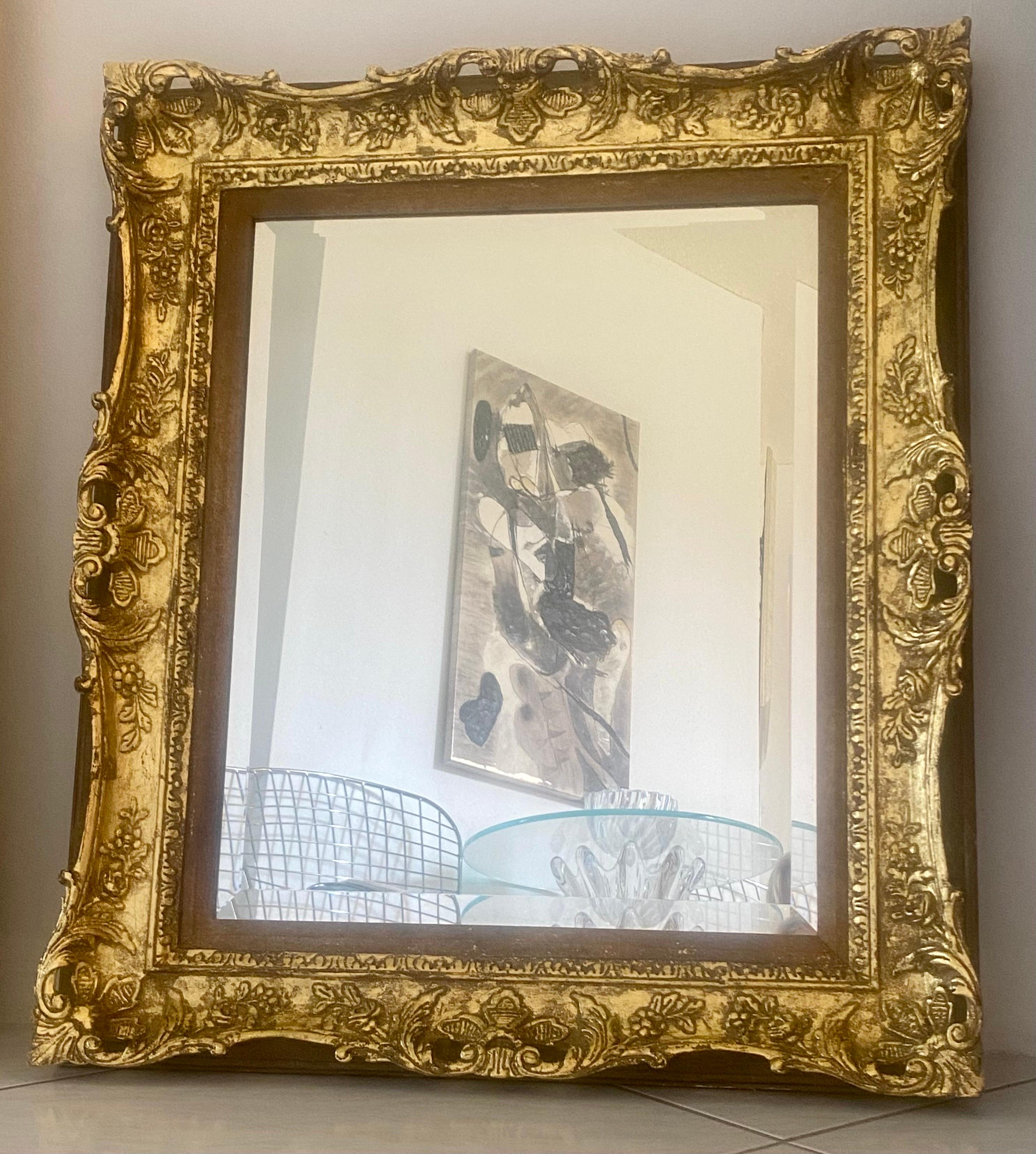 Miroir orné en bois sculpté à la feuille d'or antique Bon état - En vente à Miami, FL