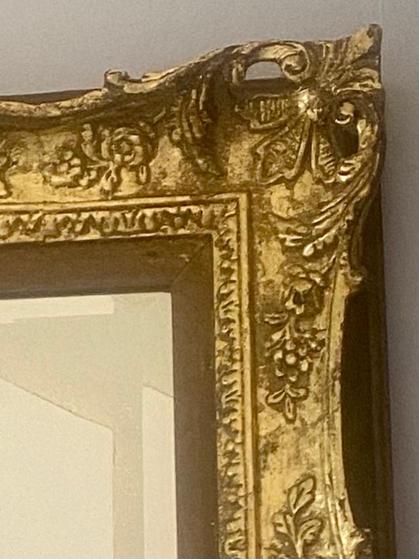 20ième siècle Miroir orné en bois sculpté à la feuille d'or antique en vente