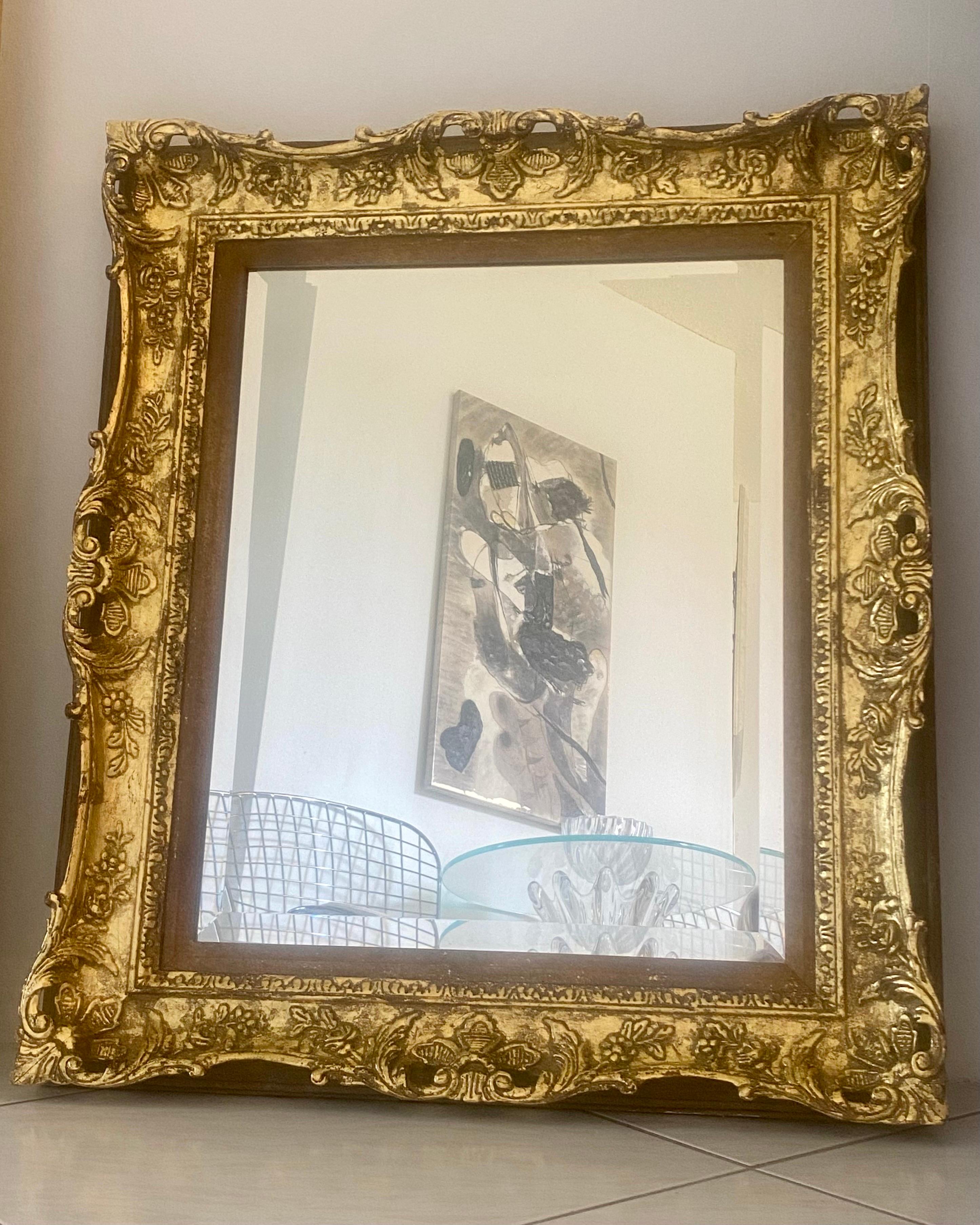 Feuille d'or Miroir orné en bois sculpté à la feuille d'or antique en vente
