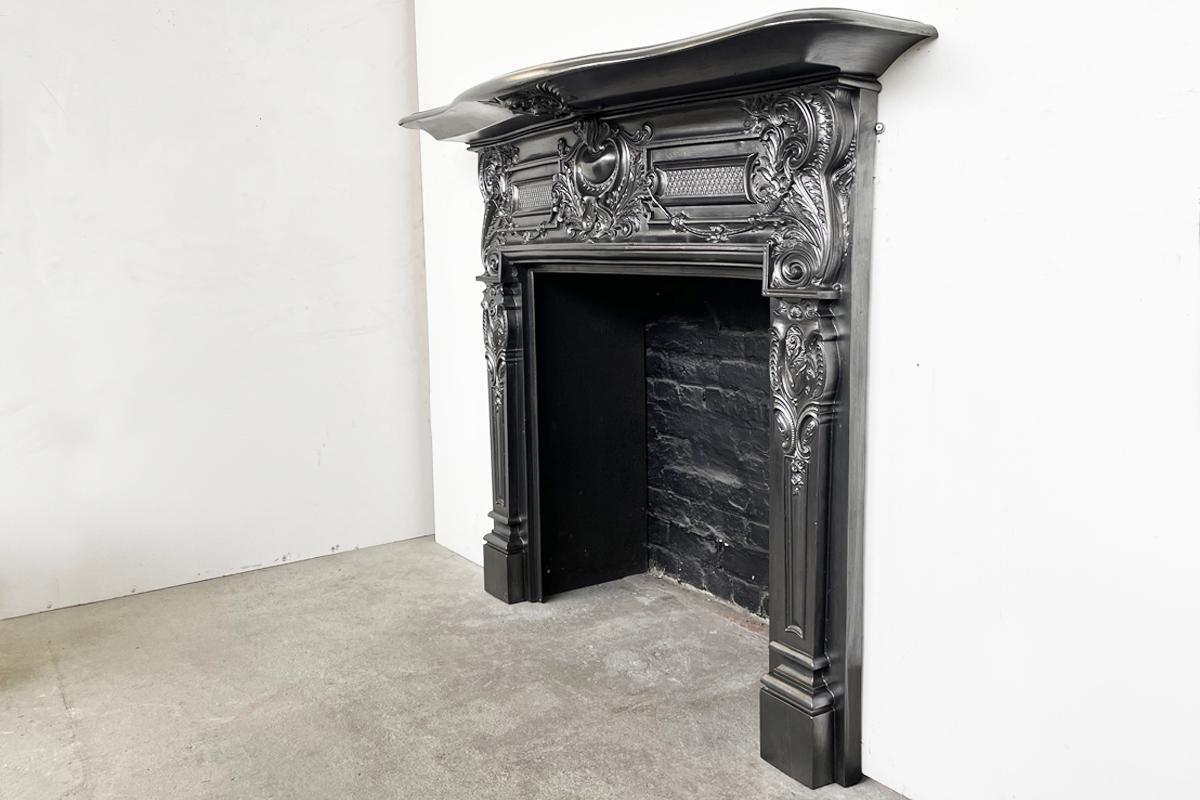 Ornate antique late Victorian cast iron fireplace surround In Good Condition For Sale In Manchester, GB