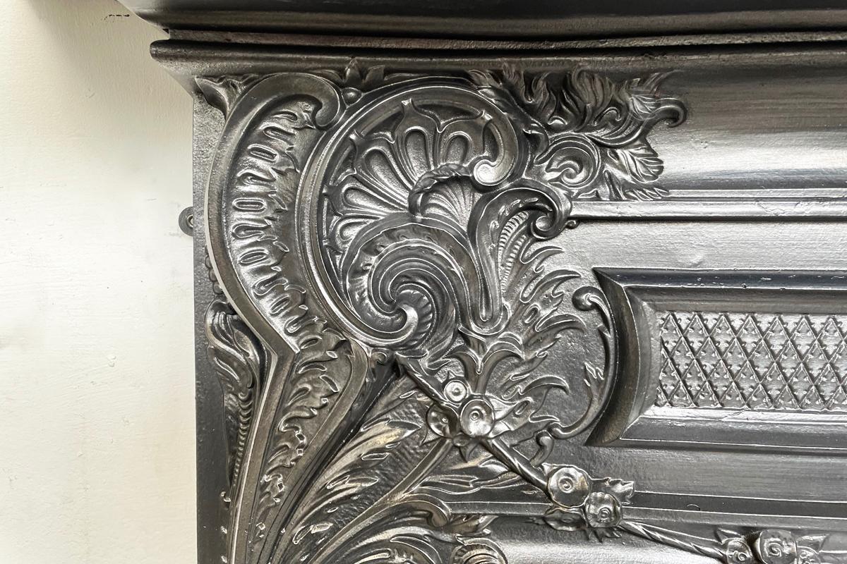 Fer Cheminée ornée en fonte, ancienne, de la fin de l'époque victorienne