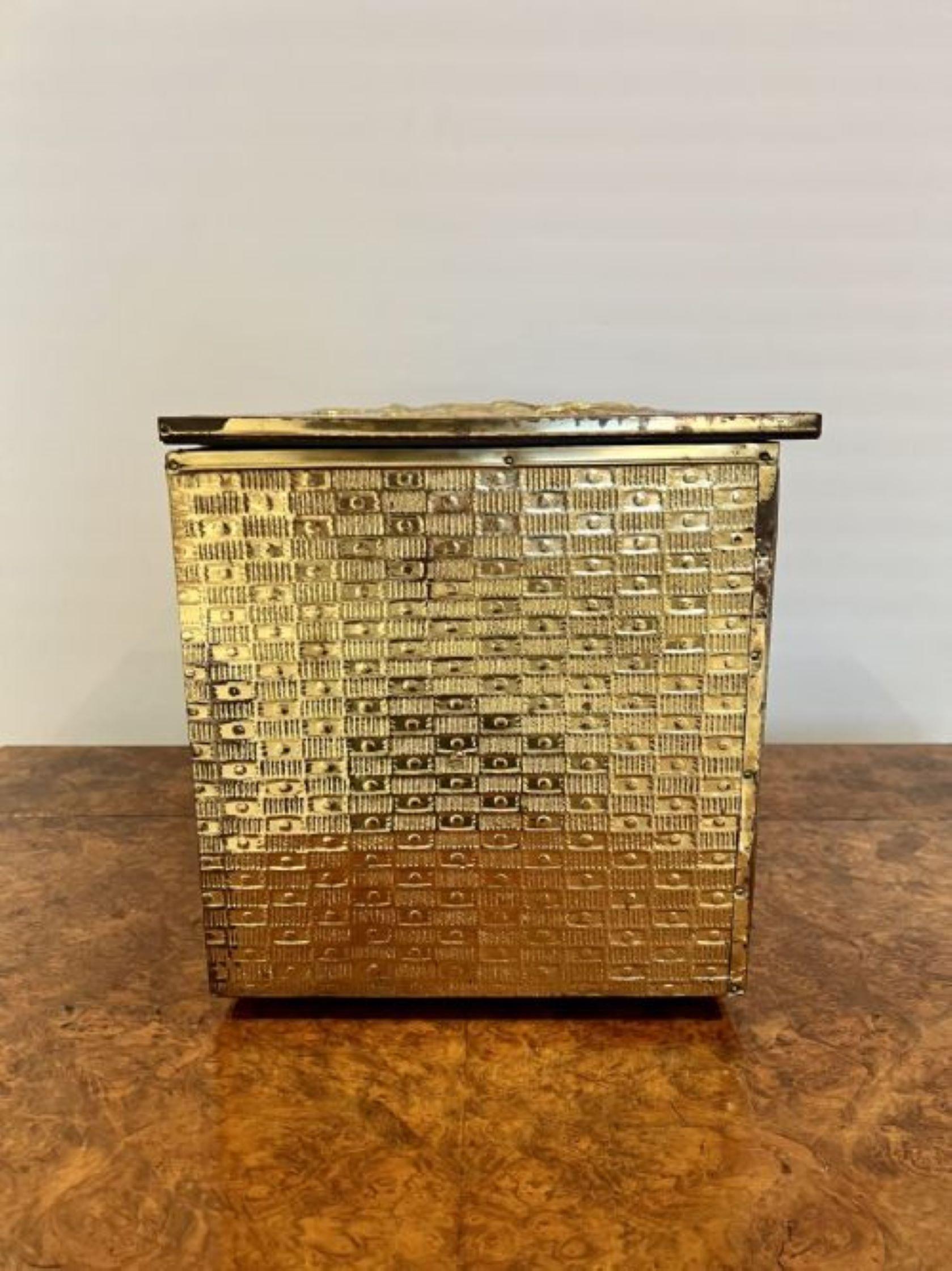 Ornate antique quality brass coal box In Good Condition For Sale In Ipswich, GB