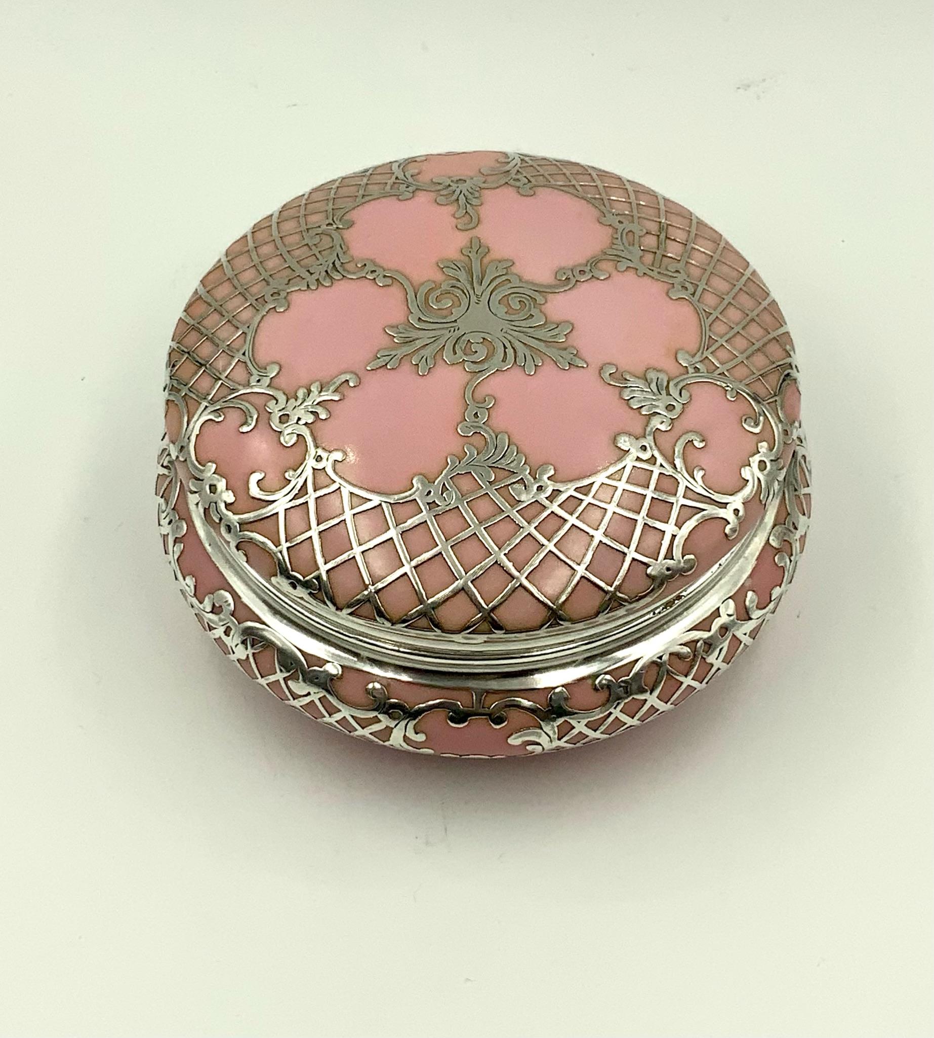 Boîte à bijoux en porcelaine rose en argent sterling antique ornée d'une poire à poudre pour vanité Bon état - En vente à Miami Beach, FL