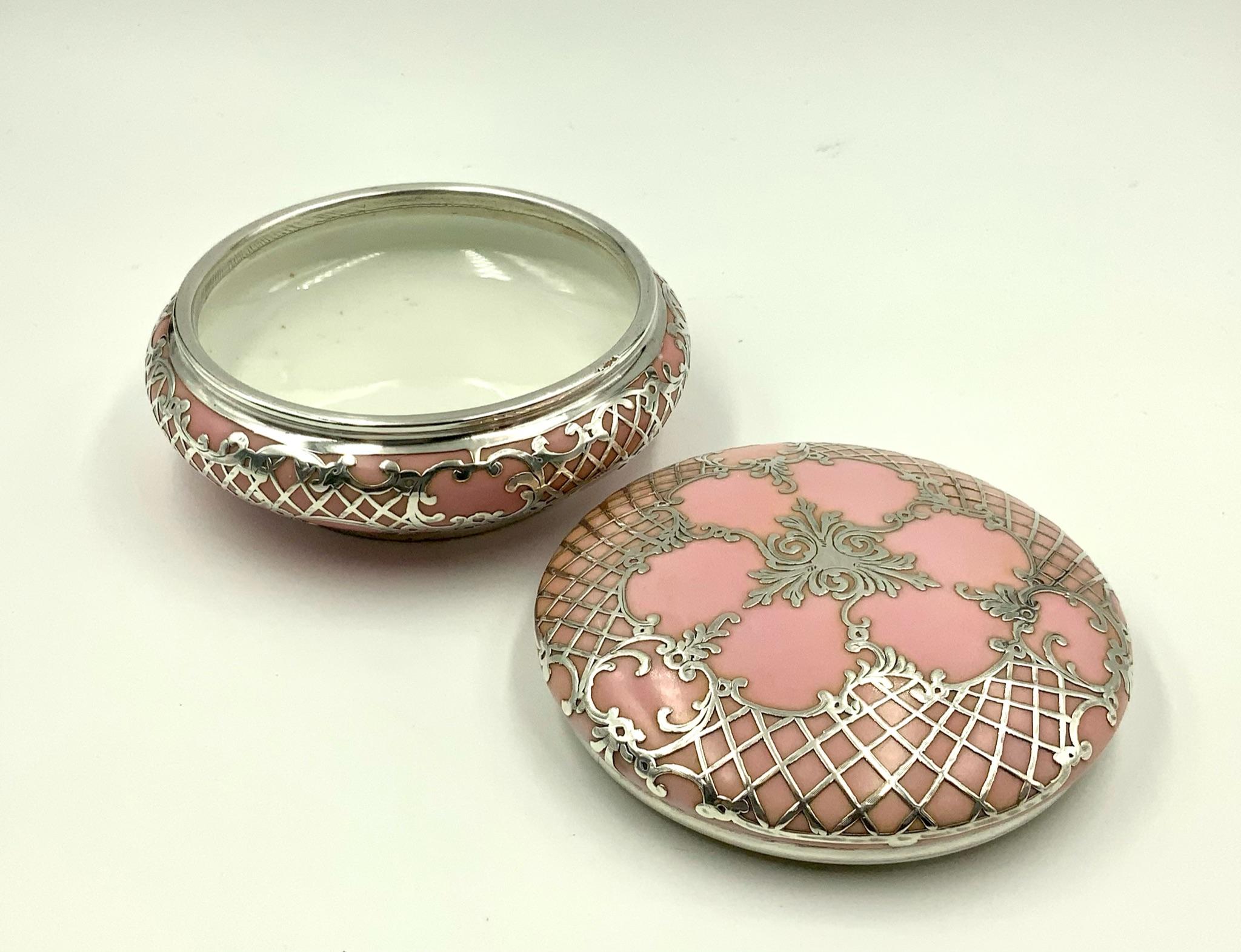 20ième siècle Boîte à bijoux en porcelaine rose en argent sterling antique ornée d'une poire à poudre pour vanité en vente