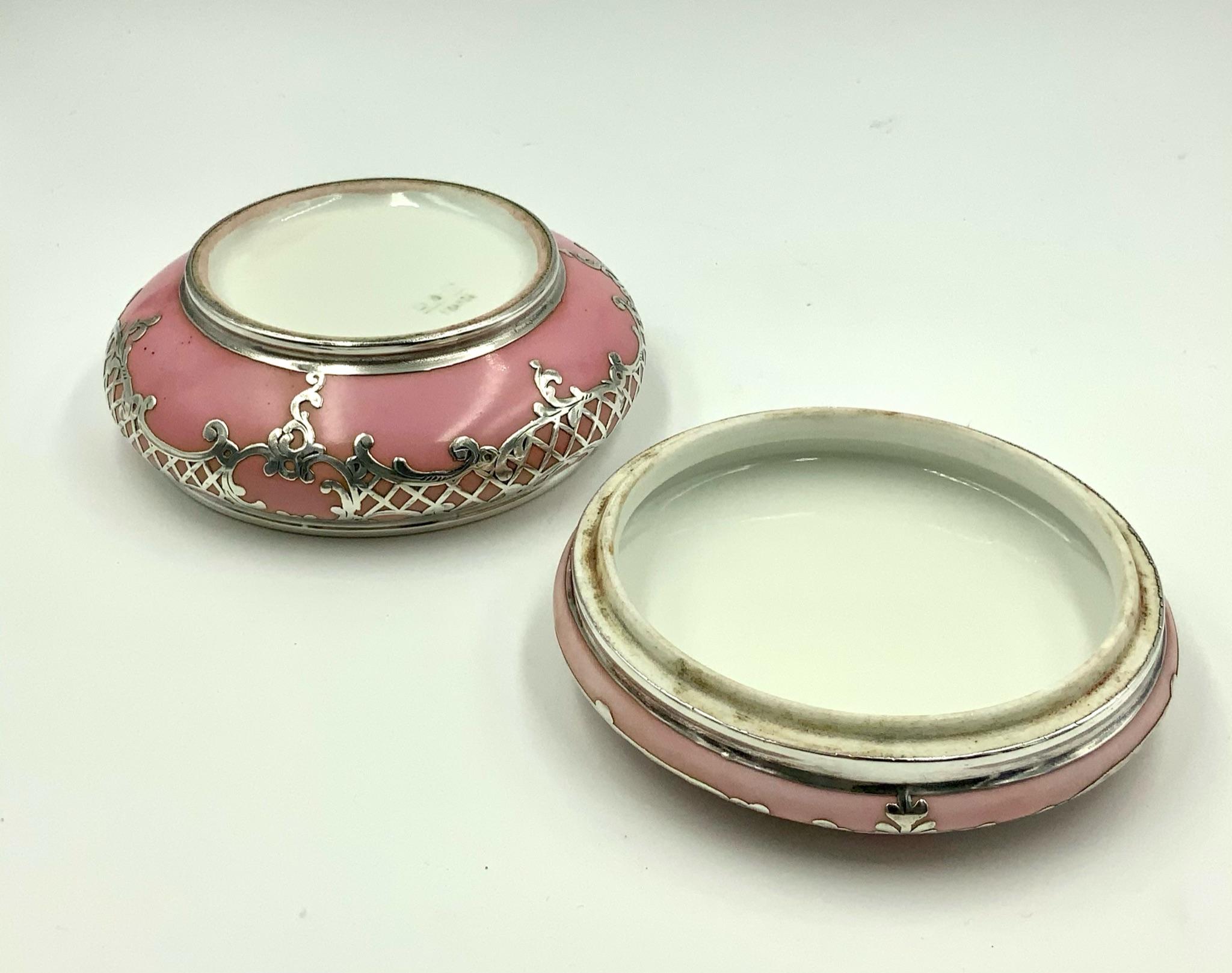 Argent sterling Boîte à bijoux en porcelaine rose en argent sterling antique ornée d'une poire à poudre pour vanité en vente