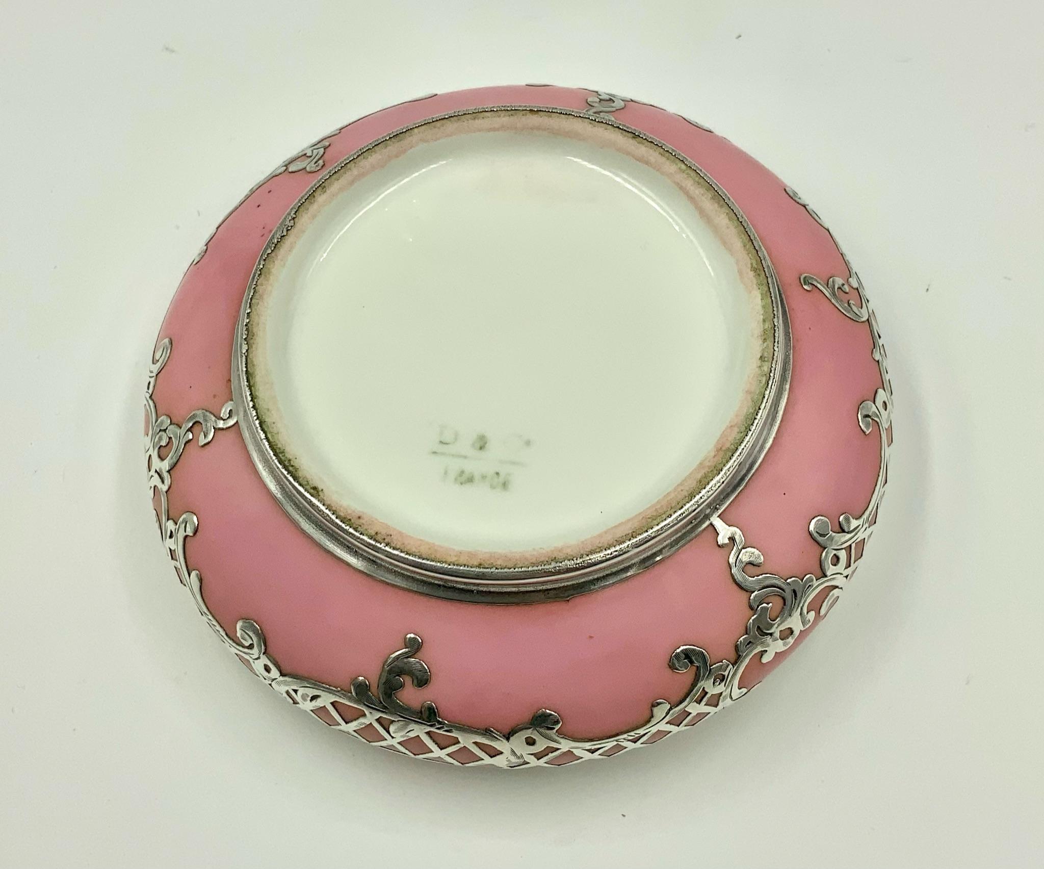 Boîte à bijoux en porcelaine rose en argent sterling antique ornée d'une poire à poudre pour vanité en vente 1