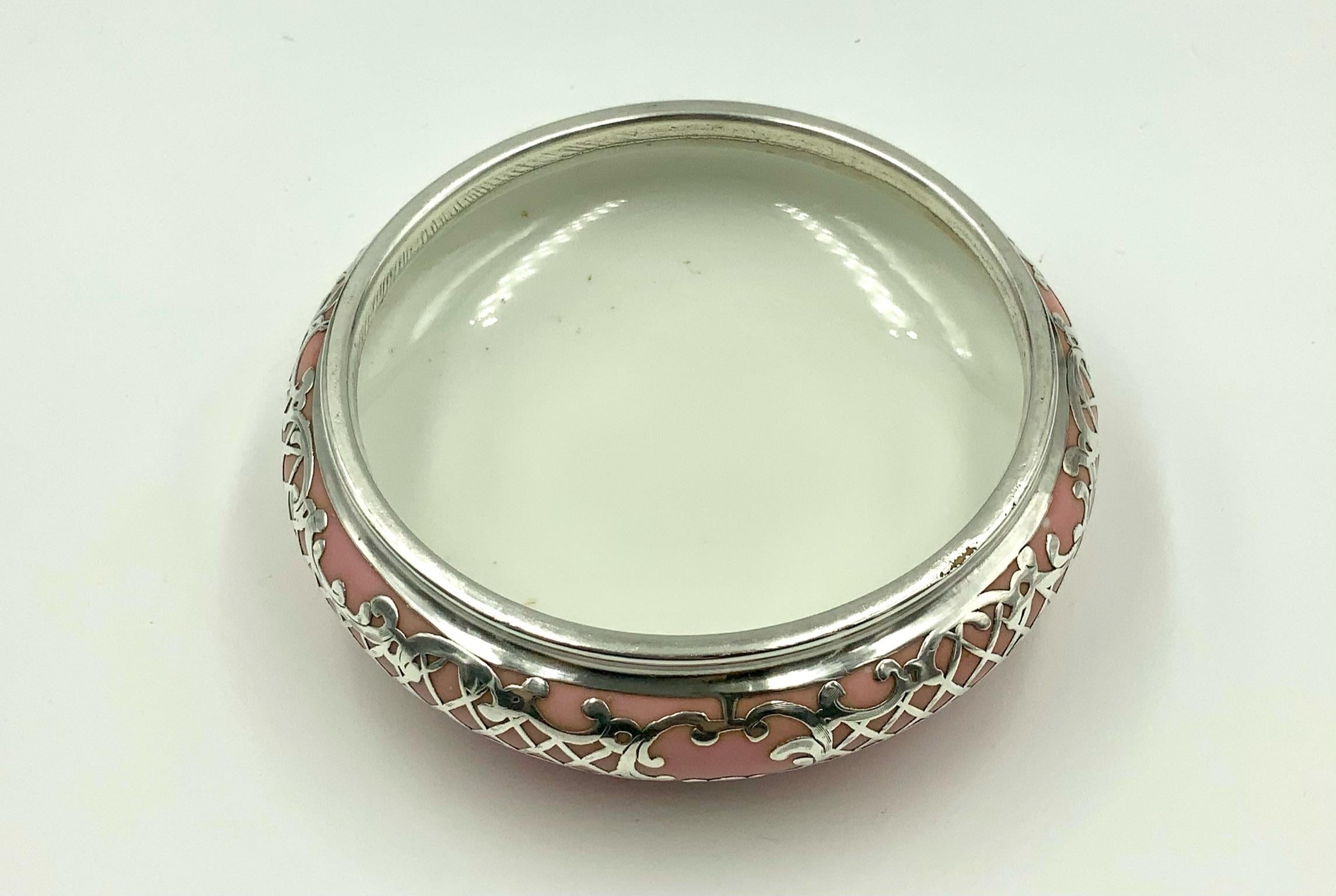 Boîte à bijoux en porcelaine rose en argent sterling antique ornée d'une poire à poudre pour vanité en vente 2