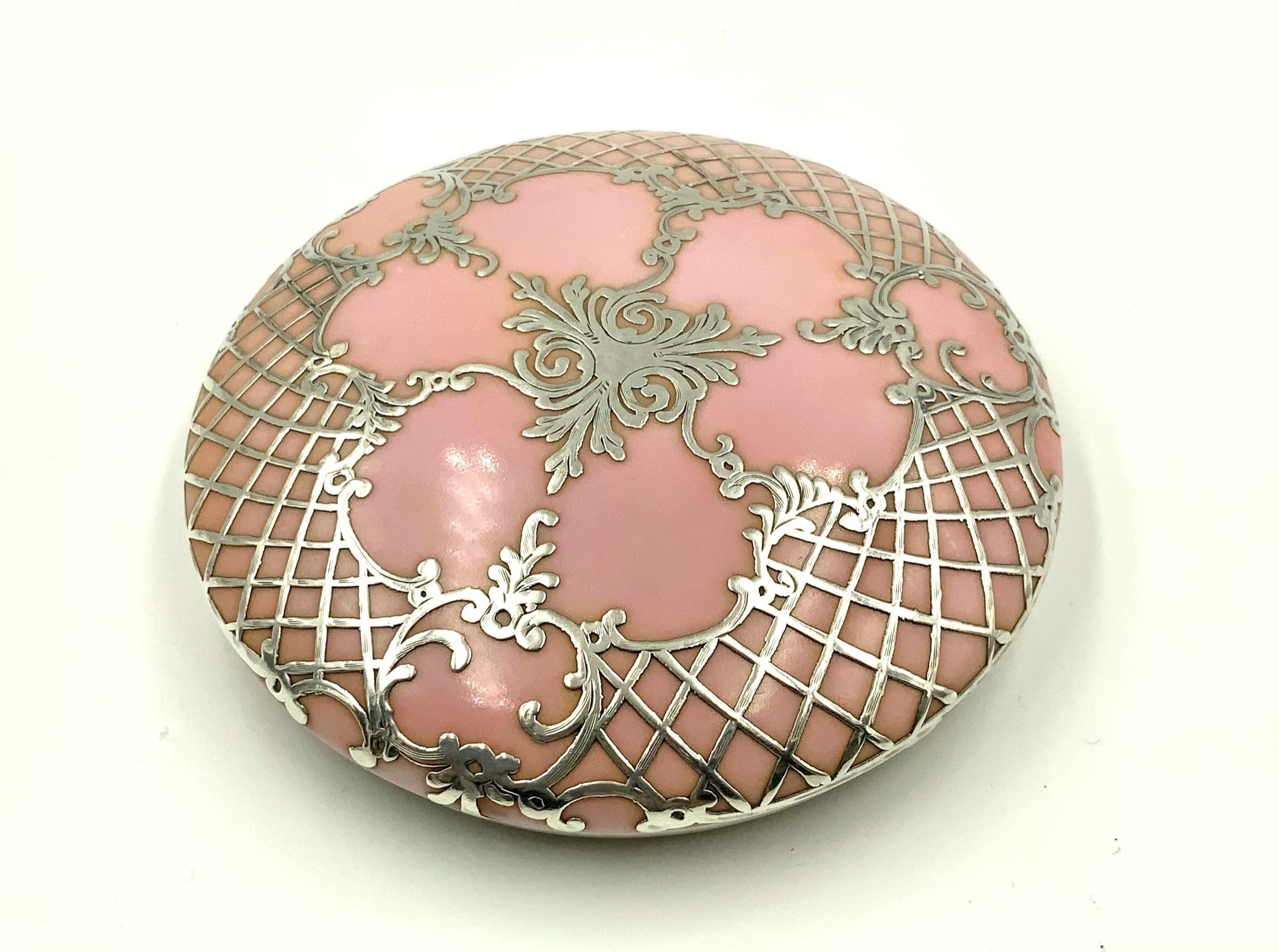 Boîte à bijoux en porcelaine rose en argent sterling antique ornée d'une poire à poudre pour vanité en vente 3