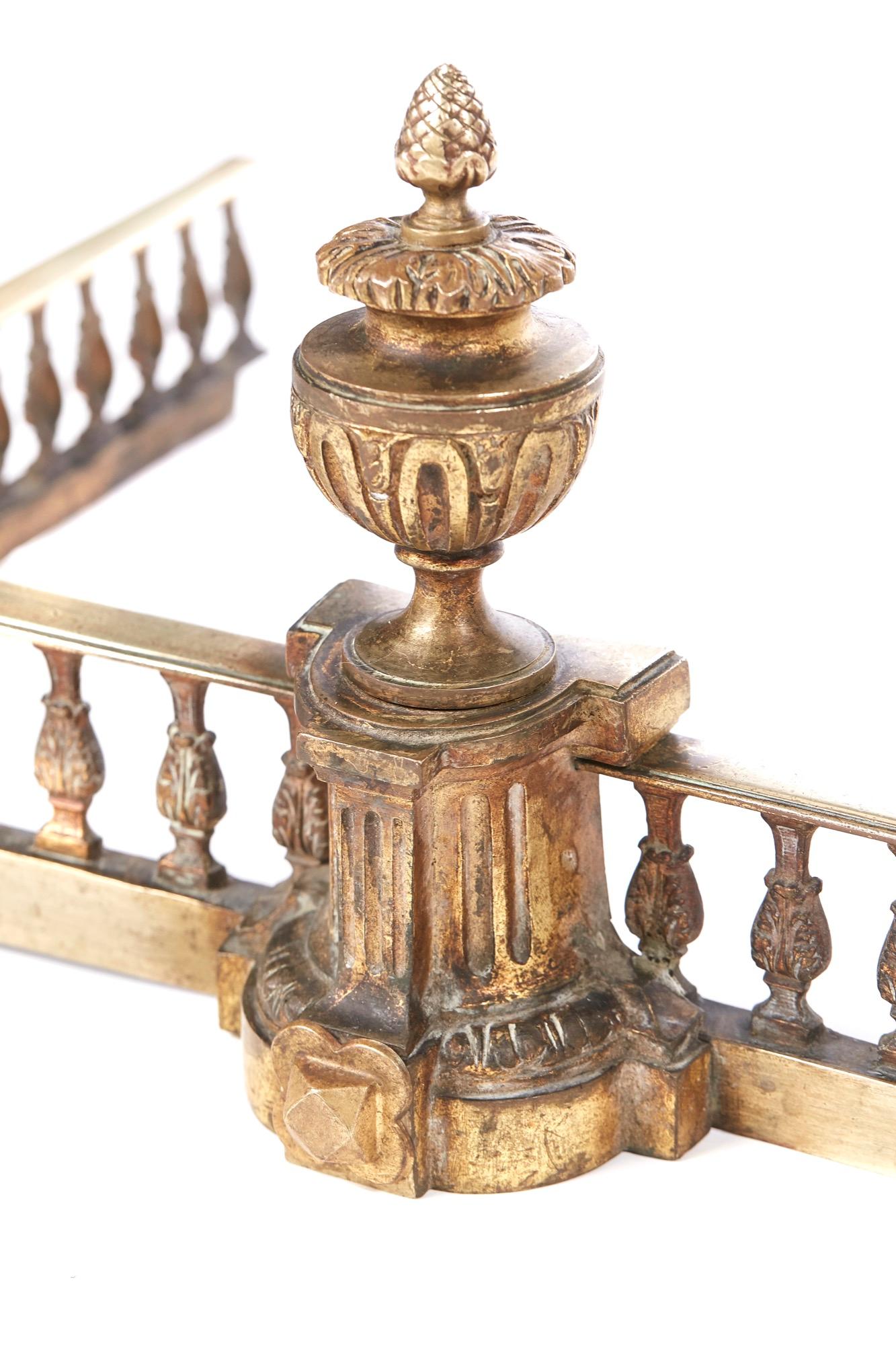 Ornate antique Victorian brass fender having lovely ornate brass urns, ornate brass spindles. Nice quality.
Measures: 49