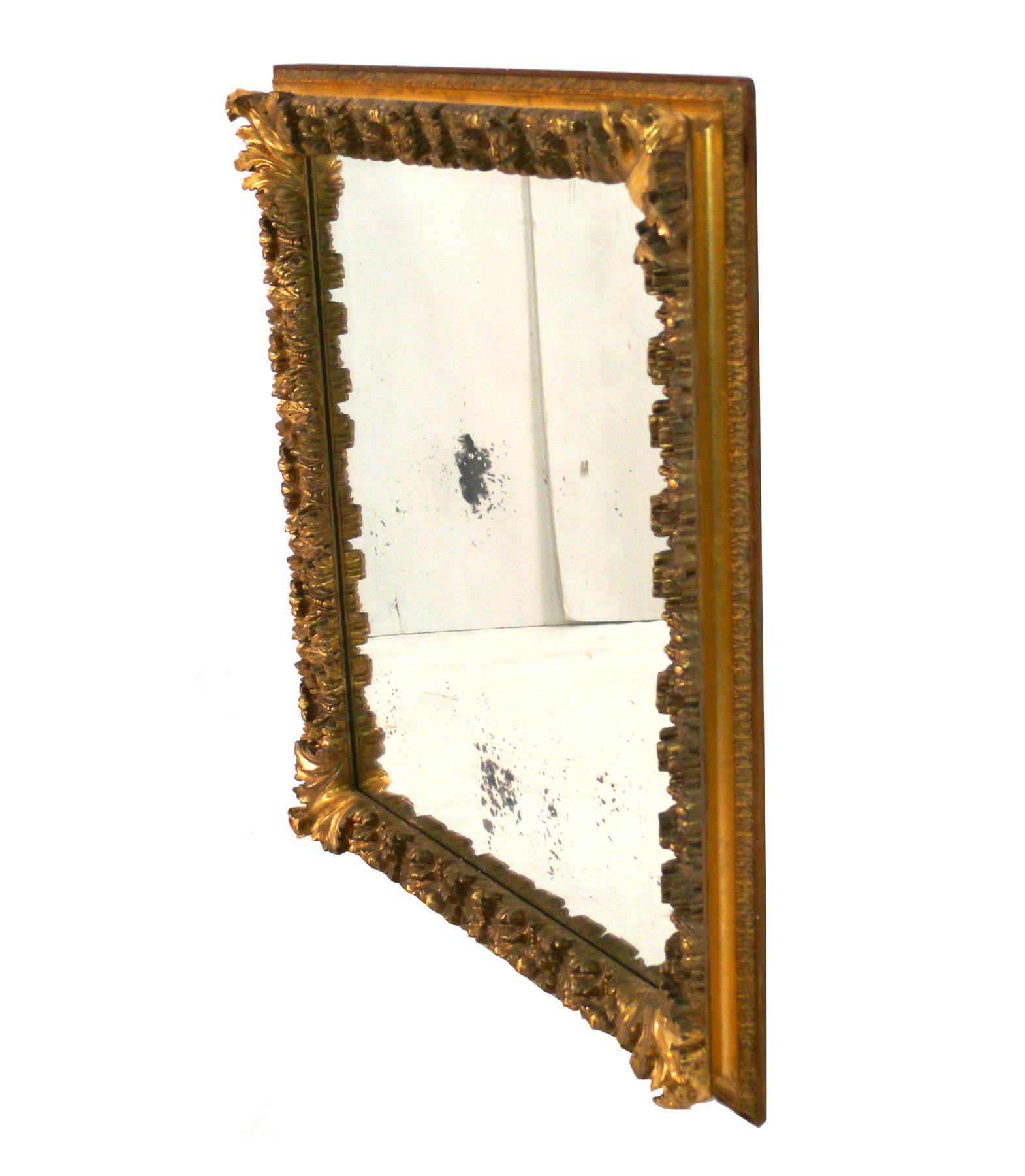 Miroir orné de feuillages dorés, probablement italien, vers les années 1940. Il mesure 37,5 