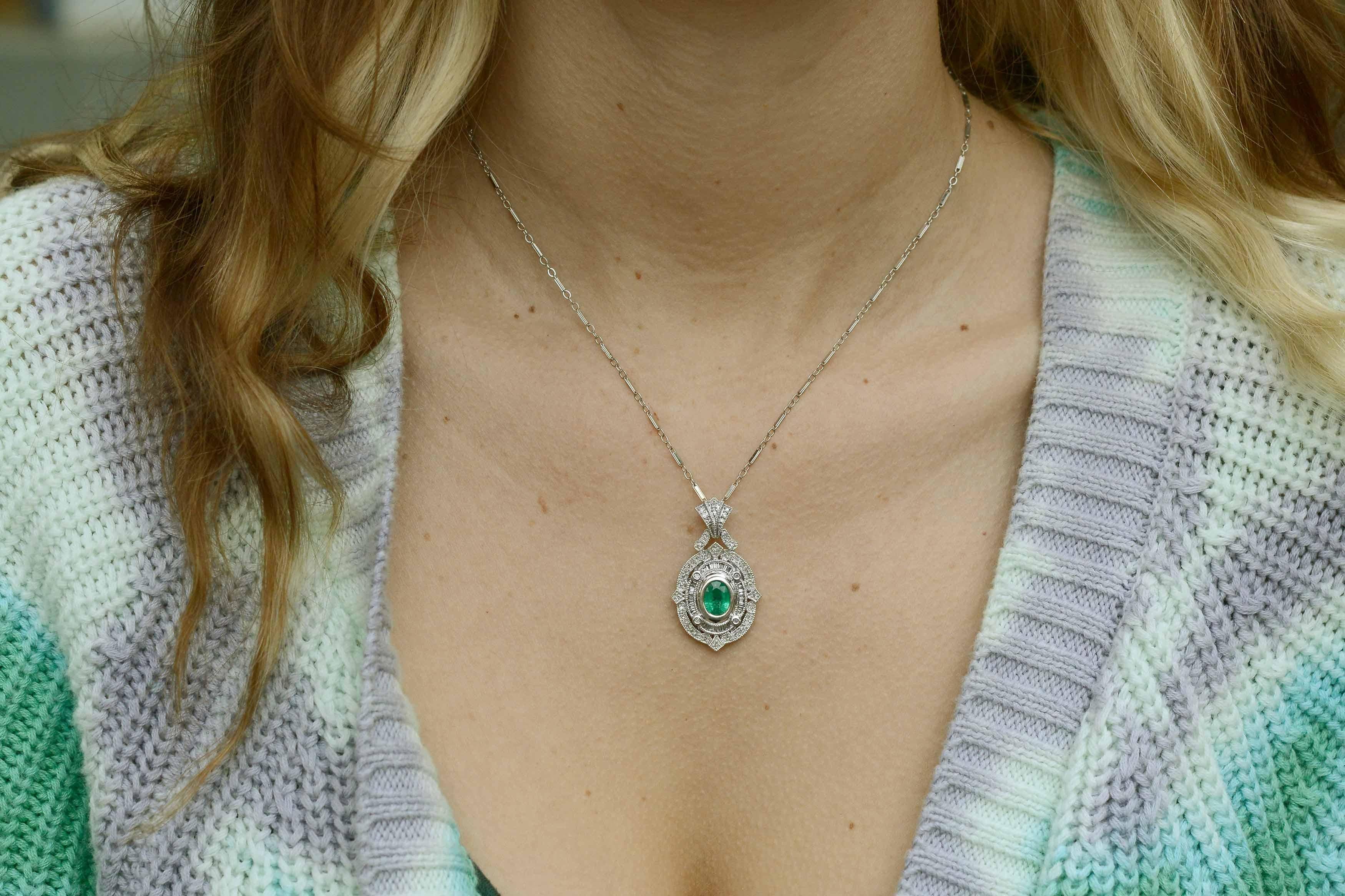 Diese Halskette ist in der Warteschleife für einen Kunden.

Ein unglaubliches und kunstvolles, vom Art Deco inspiriertes Collier aus Smaragden und Diamanten. Im Mittelpunkt steht ein prächtiger, üppiger 1-Karat-Smaragd in einer Weißgoldfassung, die