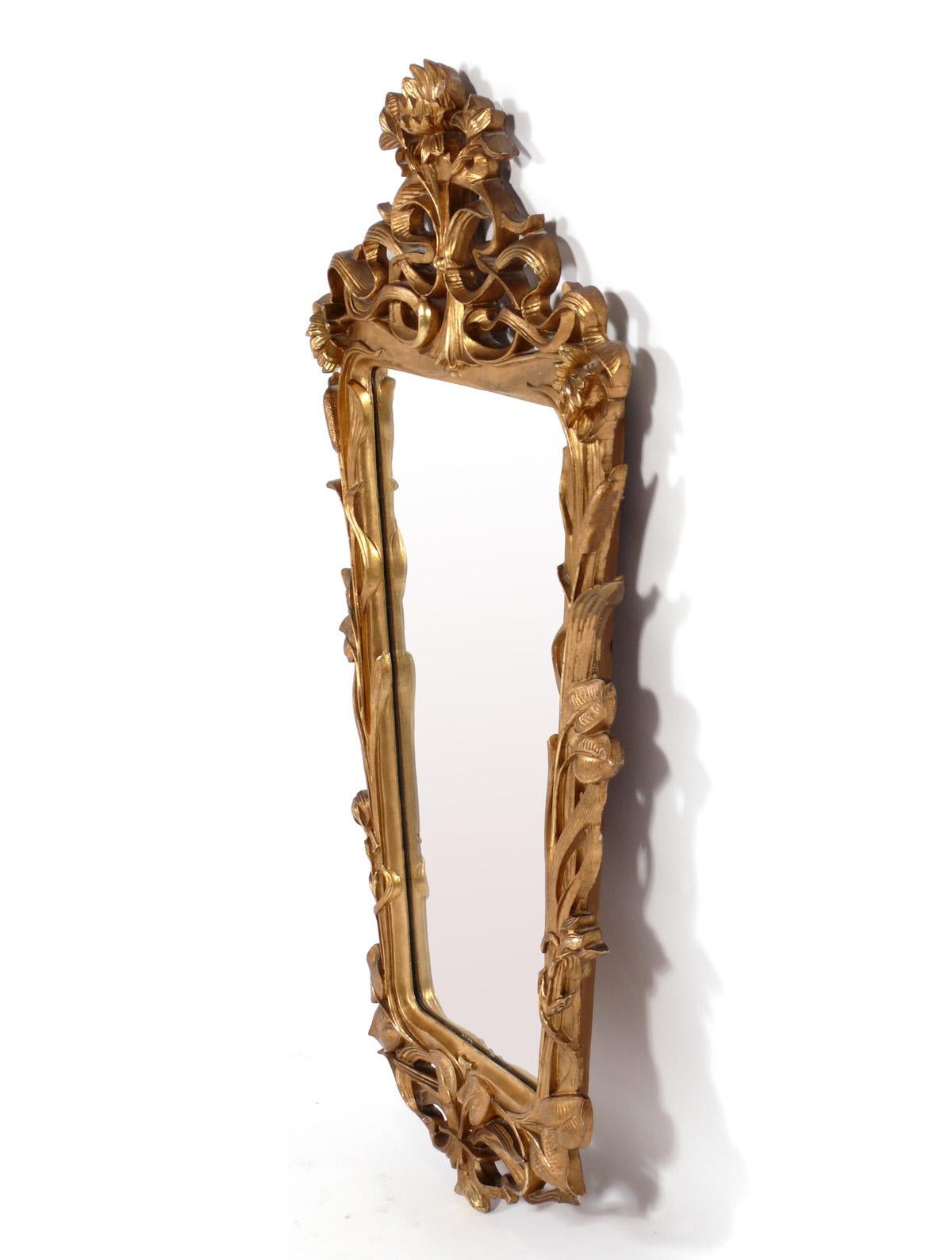 Miroir doré orné de style Art Nouveau, probablement français, vers les années 1940. Il mesure 44,5 