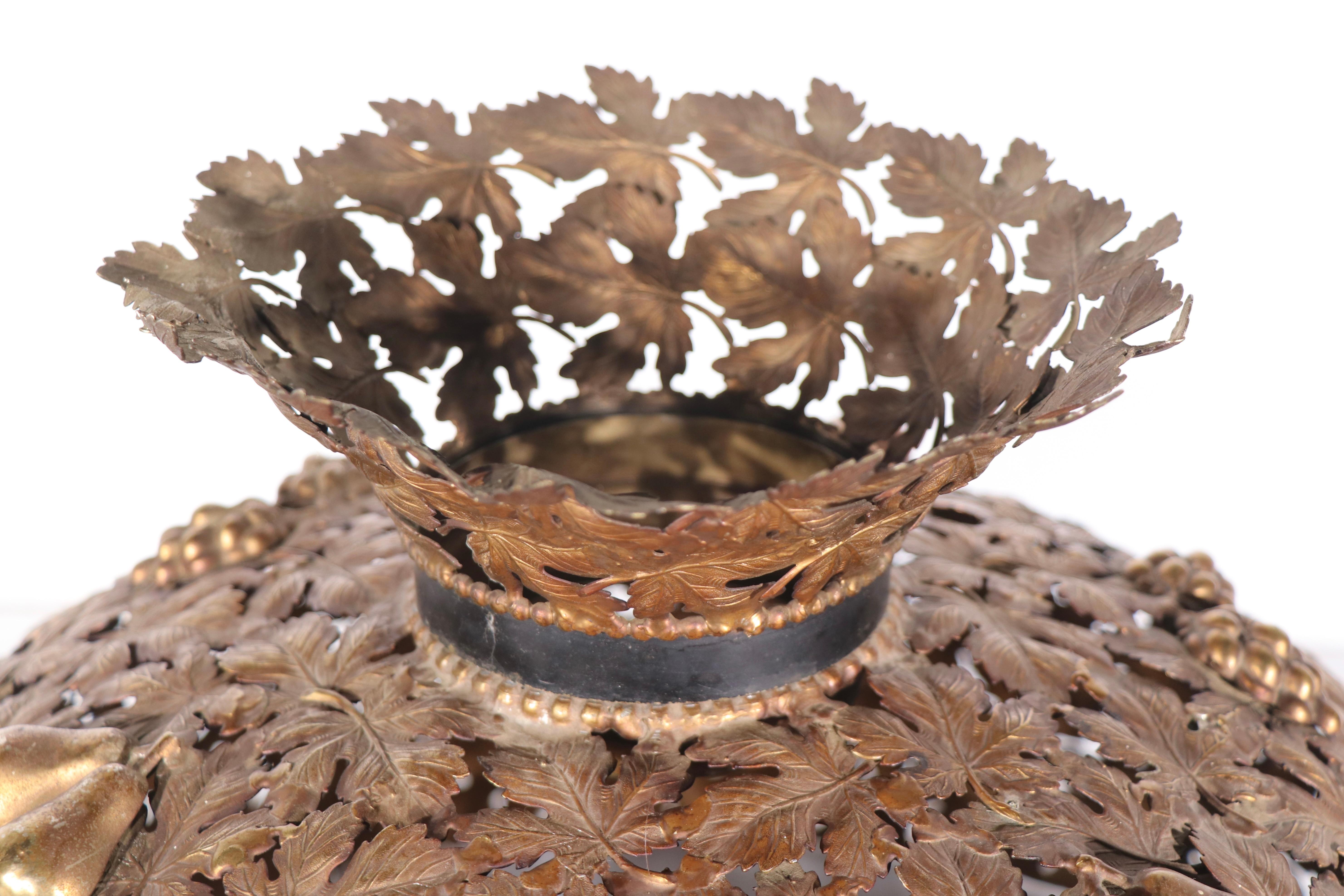 Abat-jour de lampe en laiton orné de feuilles finement moulées,  les baies et les poires. Le fond en forme de dôme est surmonté d'une couronne en forme de trompette. L'abat-jour peut être utilisé sur une lampe de table ou suspendu et utilisé comme