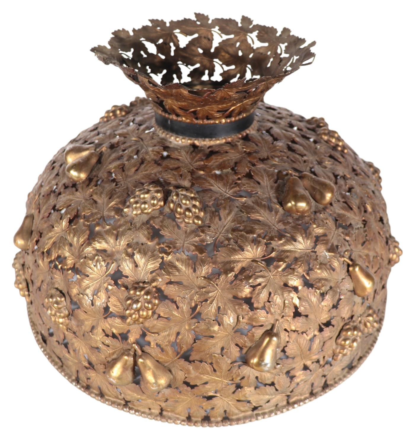 20ième siècle Abat-jour de lampe en forme de dôme à feuillage en métal orné Arts and Crafts  en vente