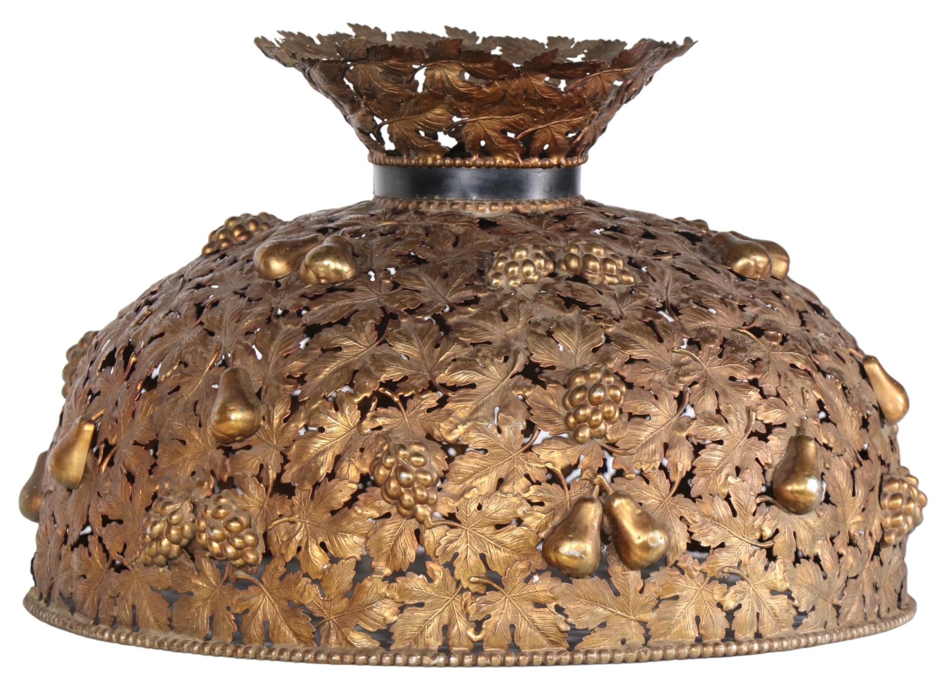 Abat-jour de lampe en forme de dôme à feuillage en métal orné Arts and Crafts  en vente 1