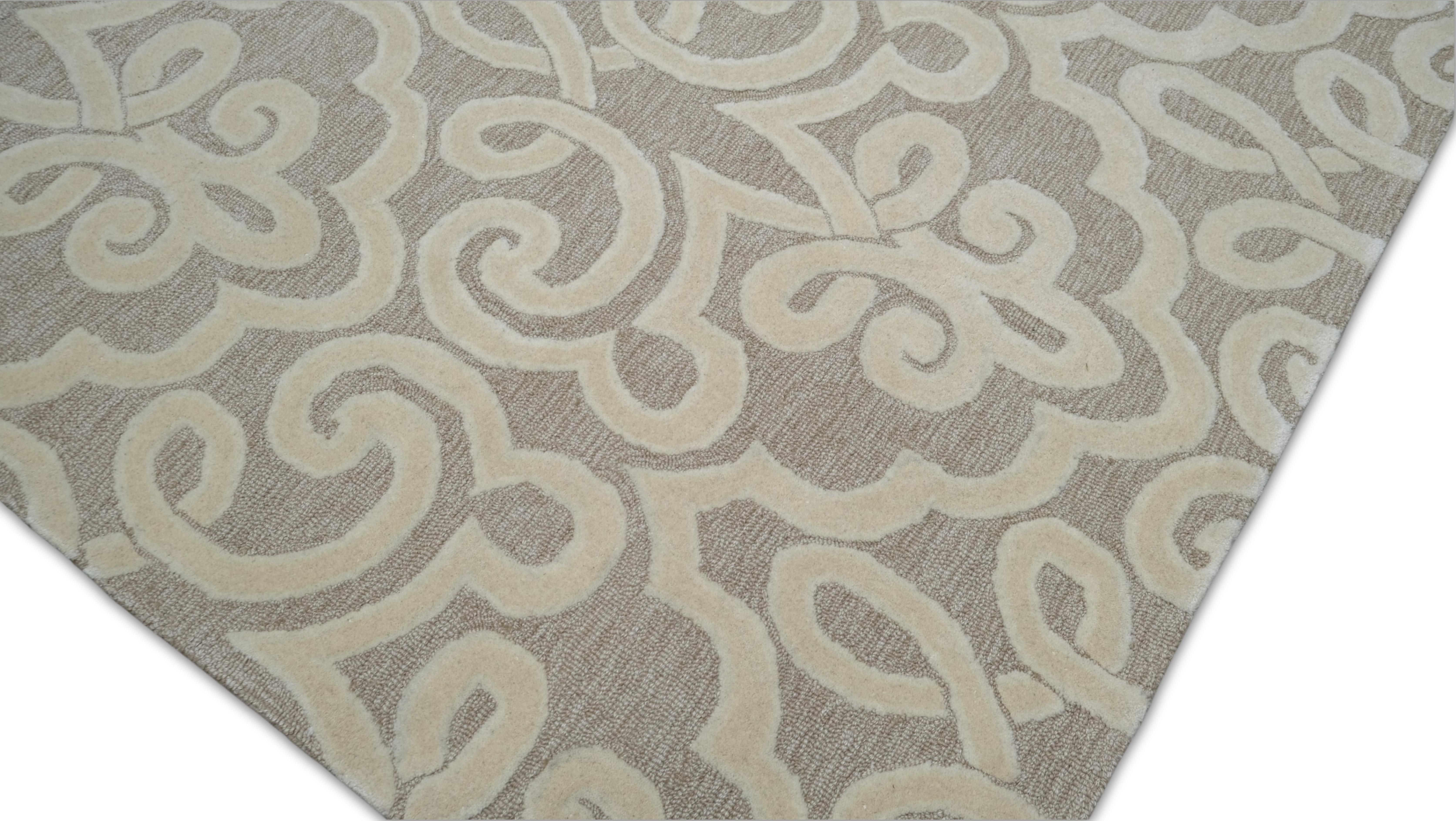 Dieser Wollteppich aus Indien zeigt ein exquisites, verziertes Blumenmotiv, das traditionelle Eleganz mit moderner Raffinesse verbindet. Die verschlungenen symmetrischen Muster verleihen ihm einen Hauch von Raffinesse und zeitlosem Reiz und machen