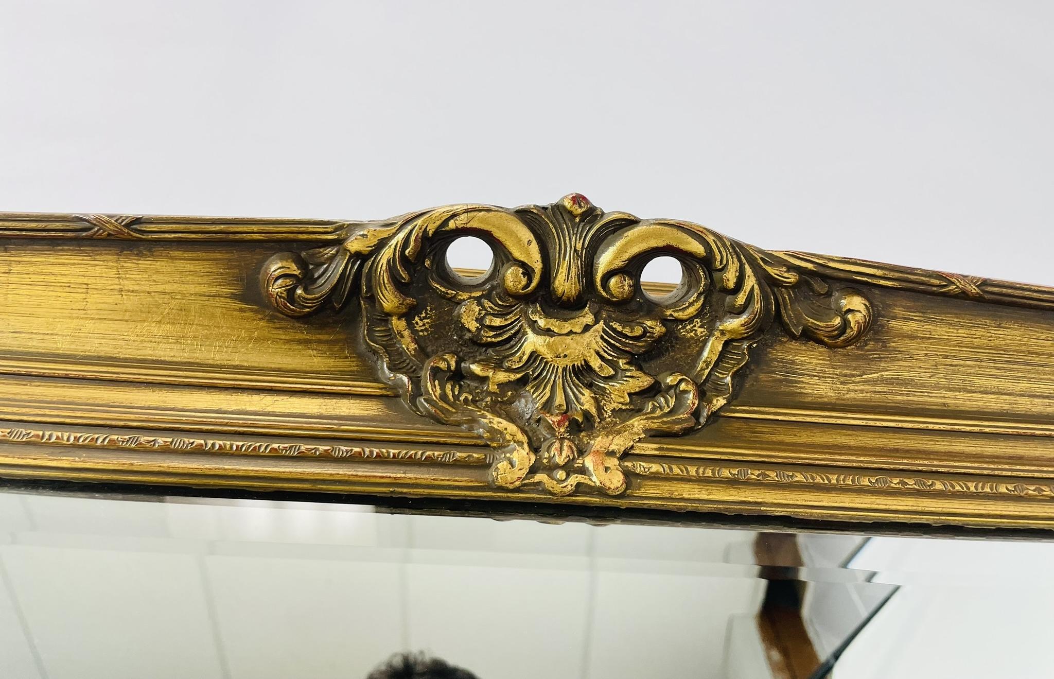 Espejo ornamentado de madera dorada belga con detalles florales rococó, Siglo XX en venta 2