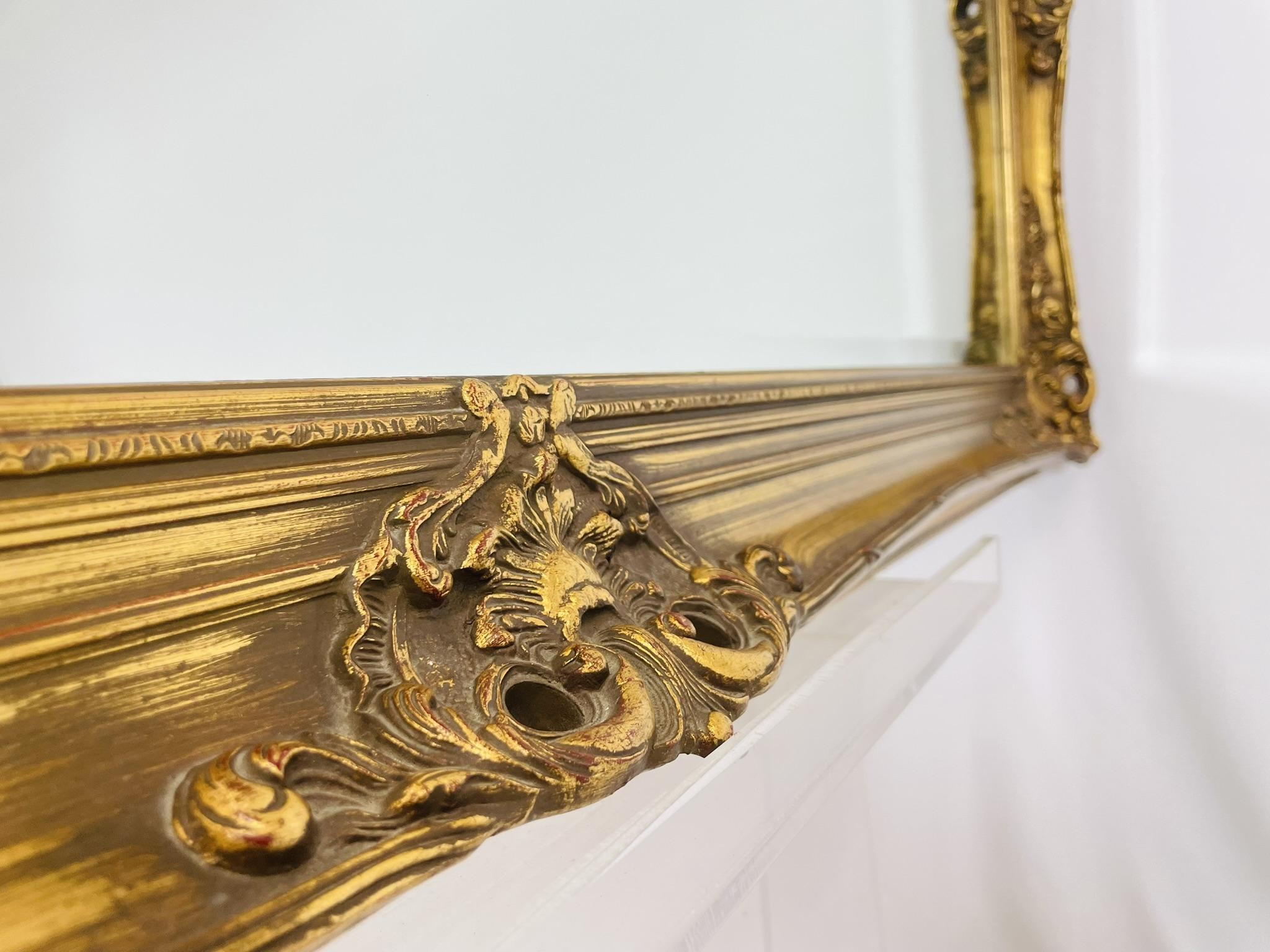 Espejo ornamentado de madera dorada belga con detalles florales rococó, Siglo XX en venta 3