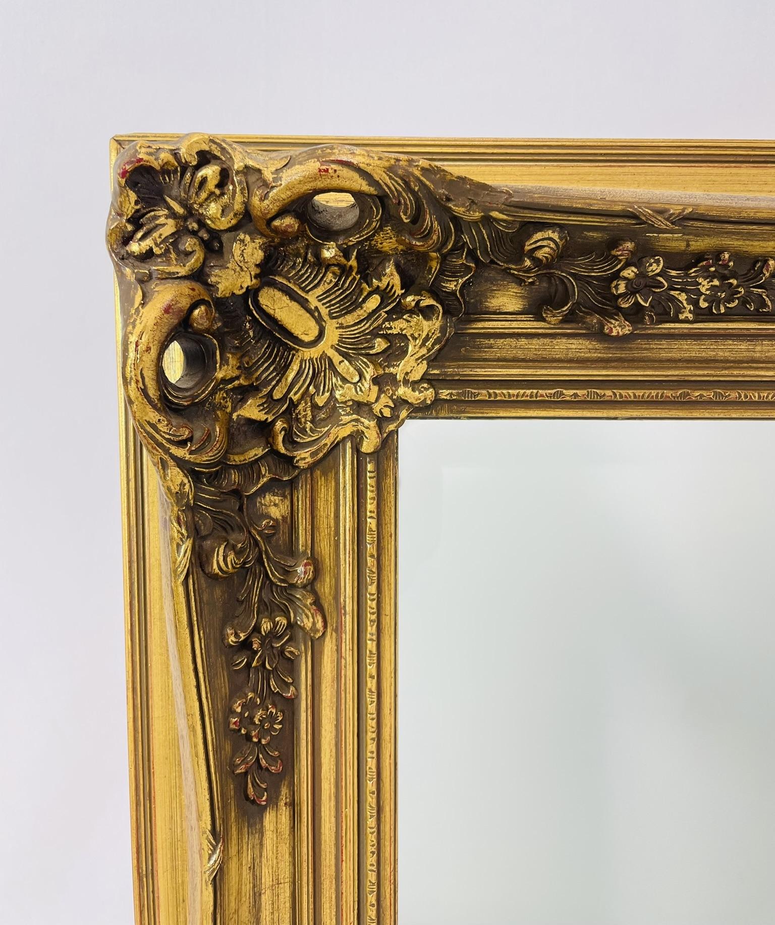 Espejo ornamentado de madera dorada belga con detalles florales rococó, Siglo XX Rococó en venta