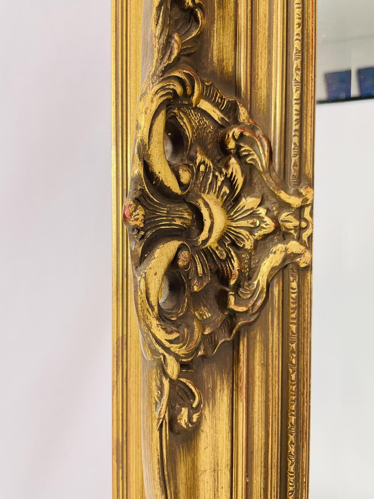 Espejo ornamentado de madera dorada belga con detalles florales rococó, Siglo XX Belga en venta