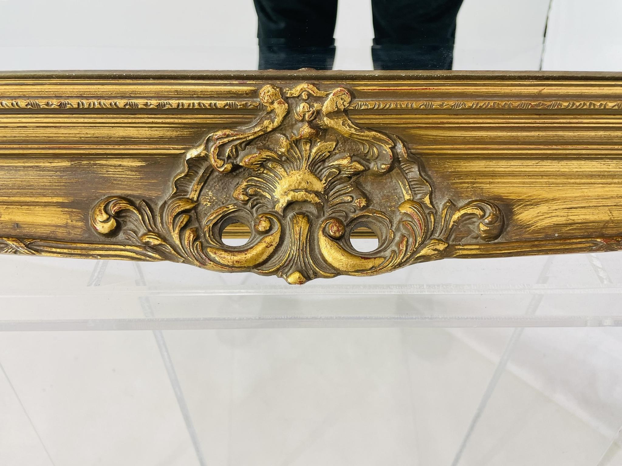 Espejo ornamentado de madera dorada belga con detalles florales rococó, Siglo XX mediados del siglo XX en venta