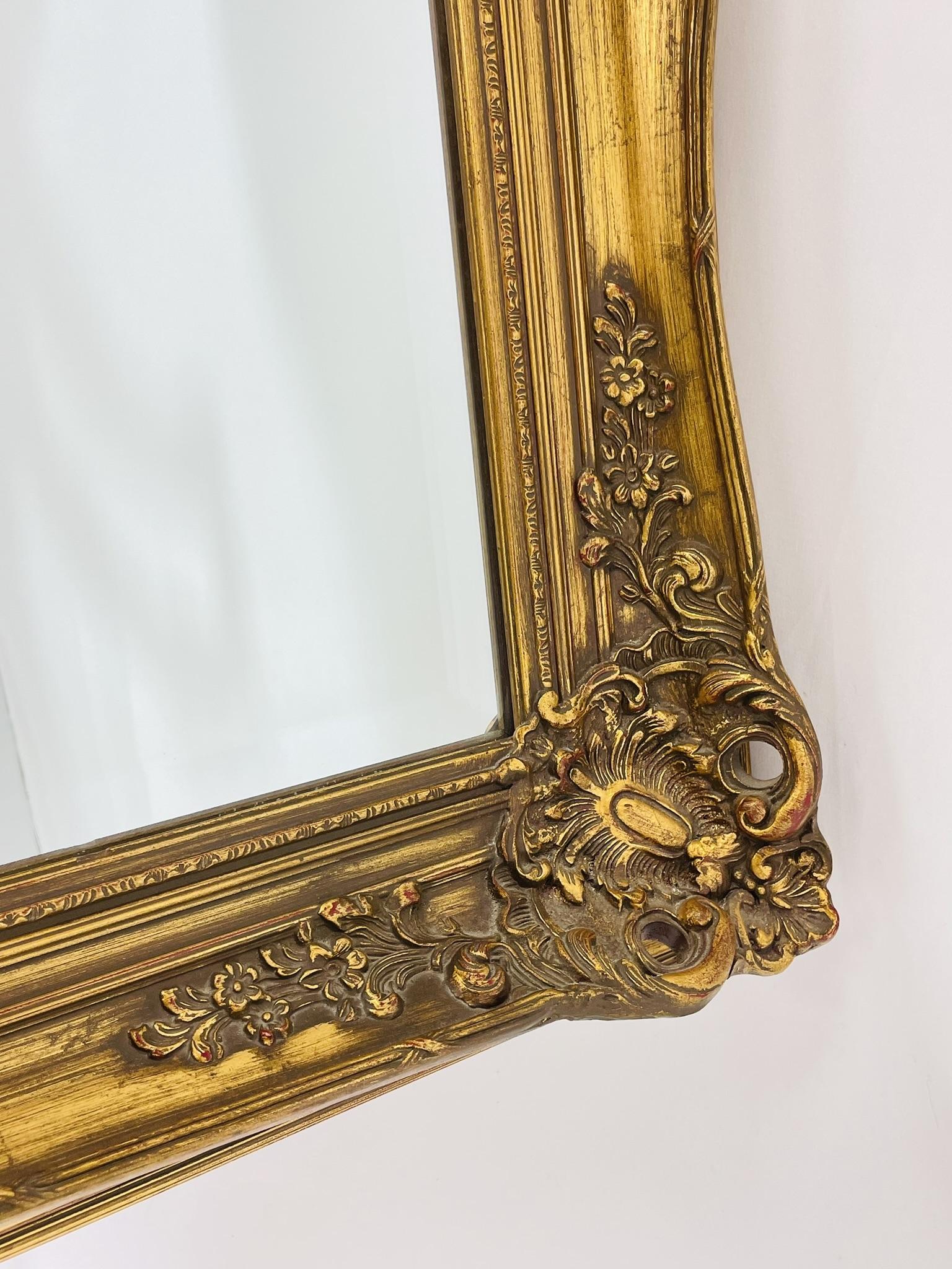 Espejo ornamentado de madera dorada belga con detalles florales rococó, Siglo XX Abulón en venta
