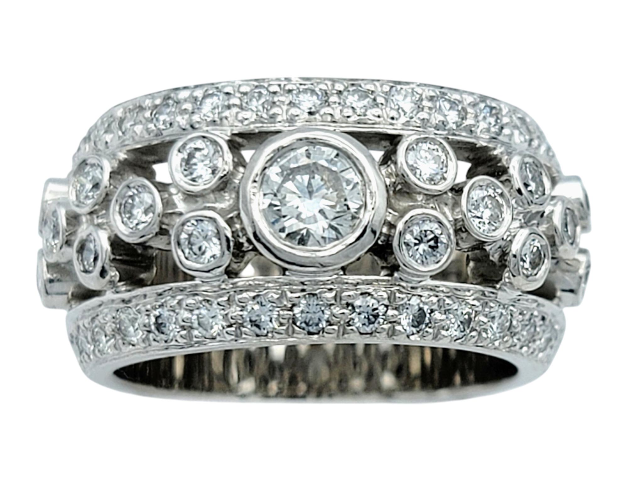 Tamaño del anillo: 6.5 

La elegancia se une al arte en este juguetón anillo, una obra maestra de intrincado diseño y deslumbrante brillo. En su centro se encuentra un diamante redondo engastado en bisel, que irradia una sofisticación atemporal y