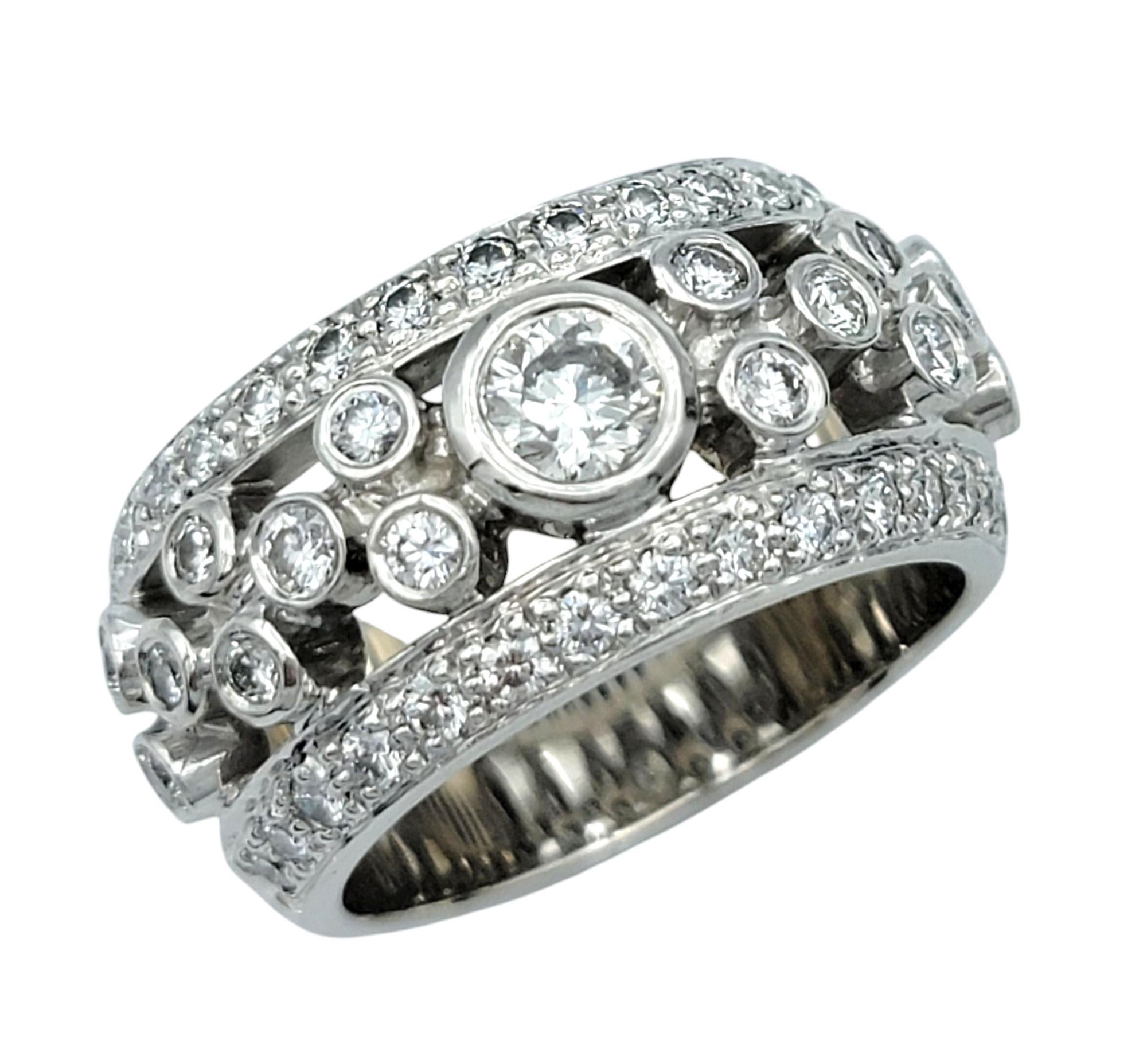 Anillo ornamentado de oro de 14 quilates con diamantes engastados en bisel estilo burbuja y banda ancha estriada Contemporáneo en venta