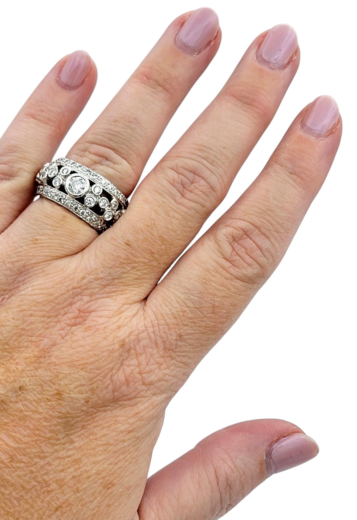 Anillo ornamentado de oro de 14 quilates con diamantes engastados en bisel estilo burbuja y banda ancha estriada en venta 1