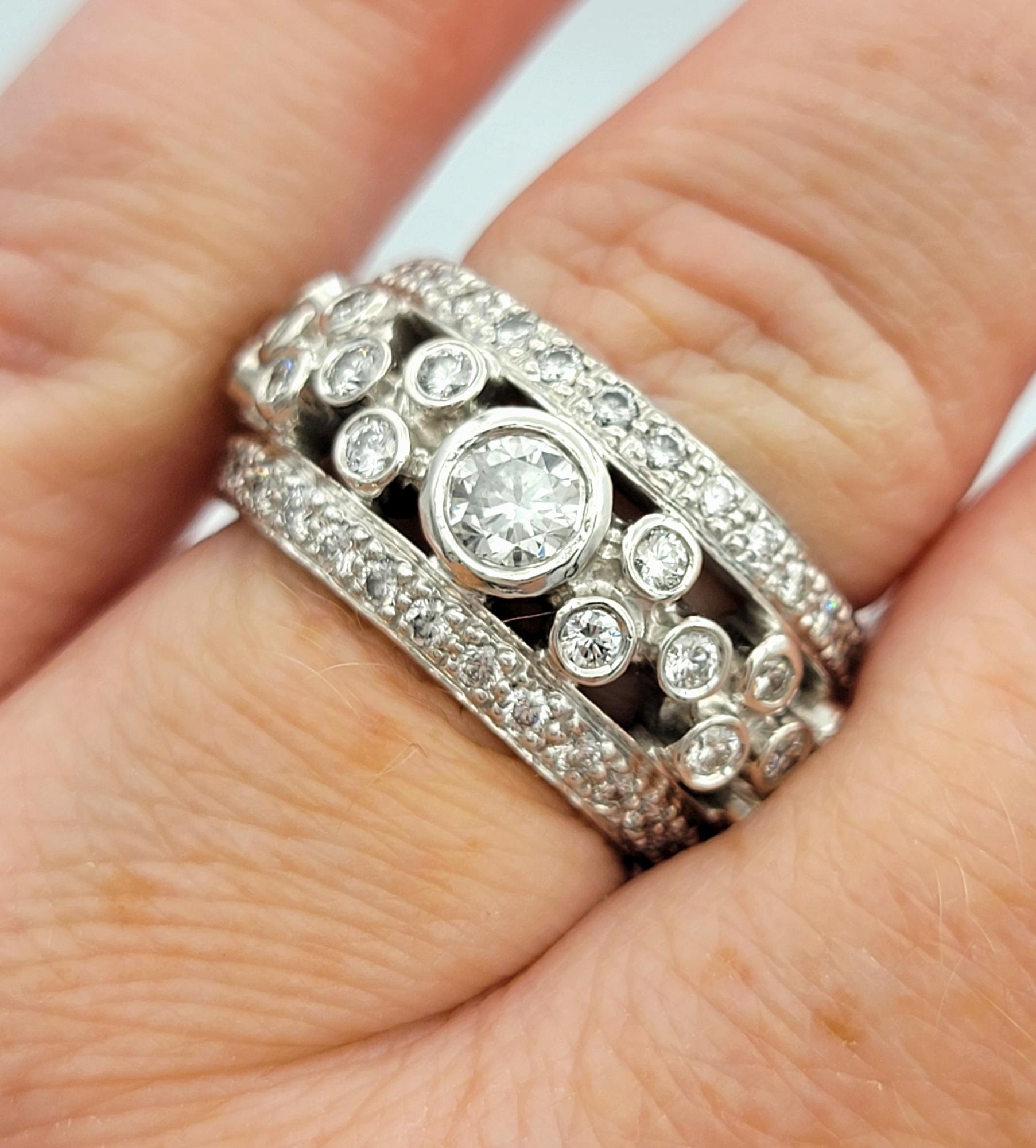 Anillo ornamentado de oro de 14 quilates con diamantes engastados en bisel estilo burbuja y banda ancha estriada en venta 2