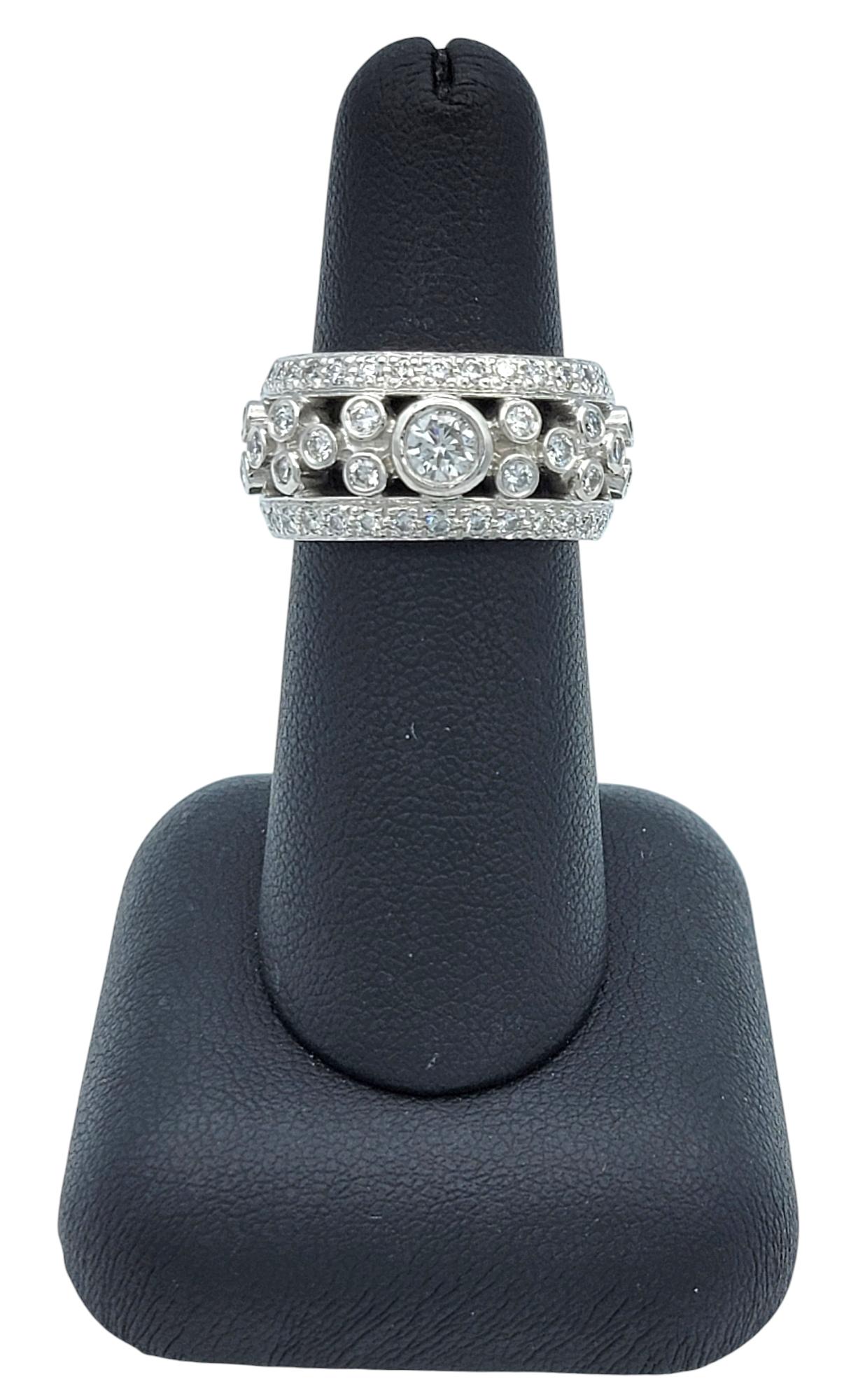 Anillo ornamentado de oro de 14 quilates con diamantes engastados en bisel estilo burbuja y banda ancha estriada en venta 3