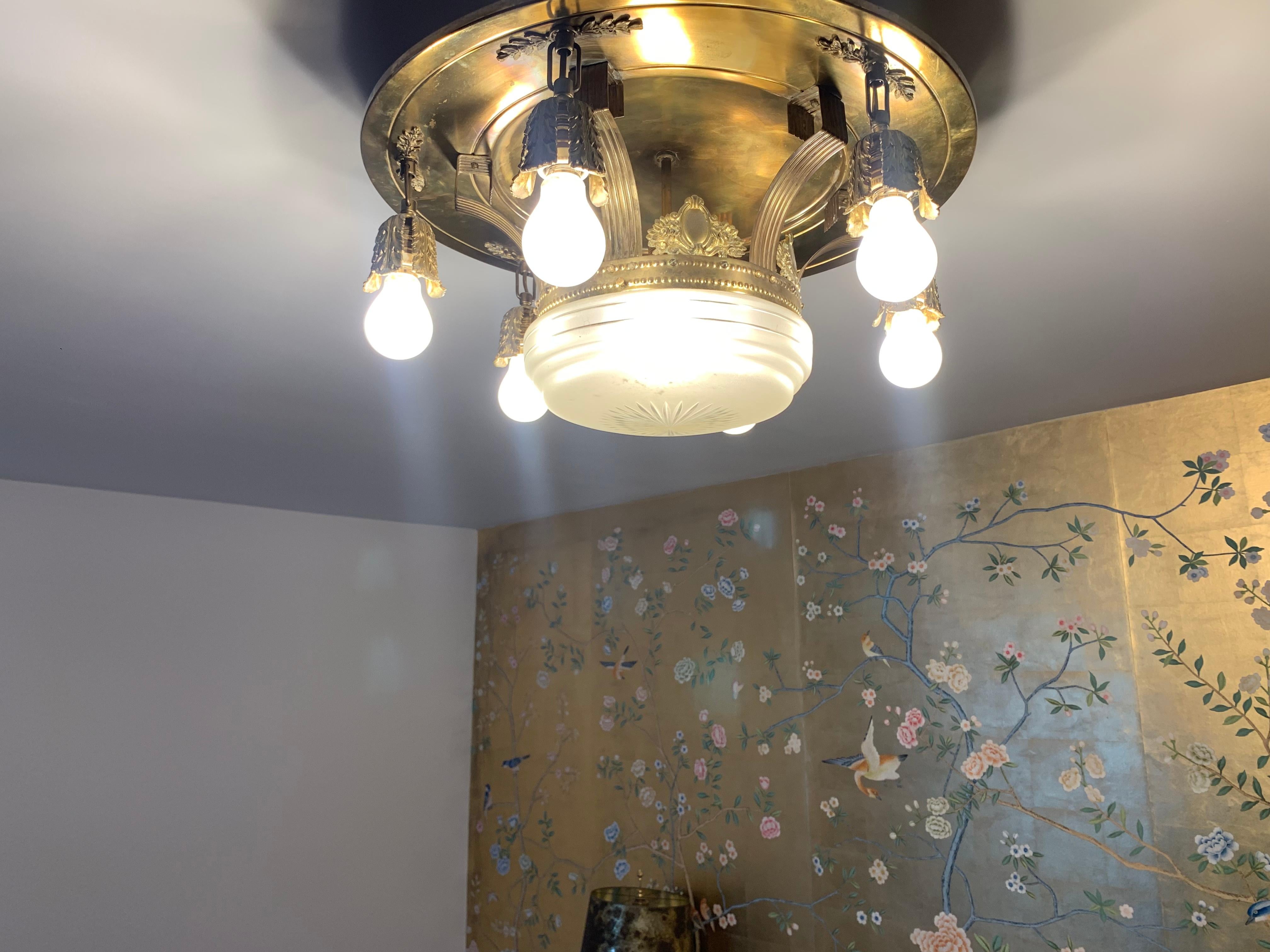 Plafoniera ornata in ottone con 6 lampadine XX secolo in vendita 9