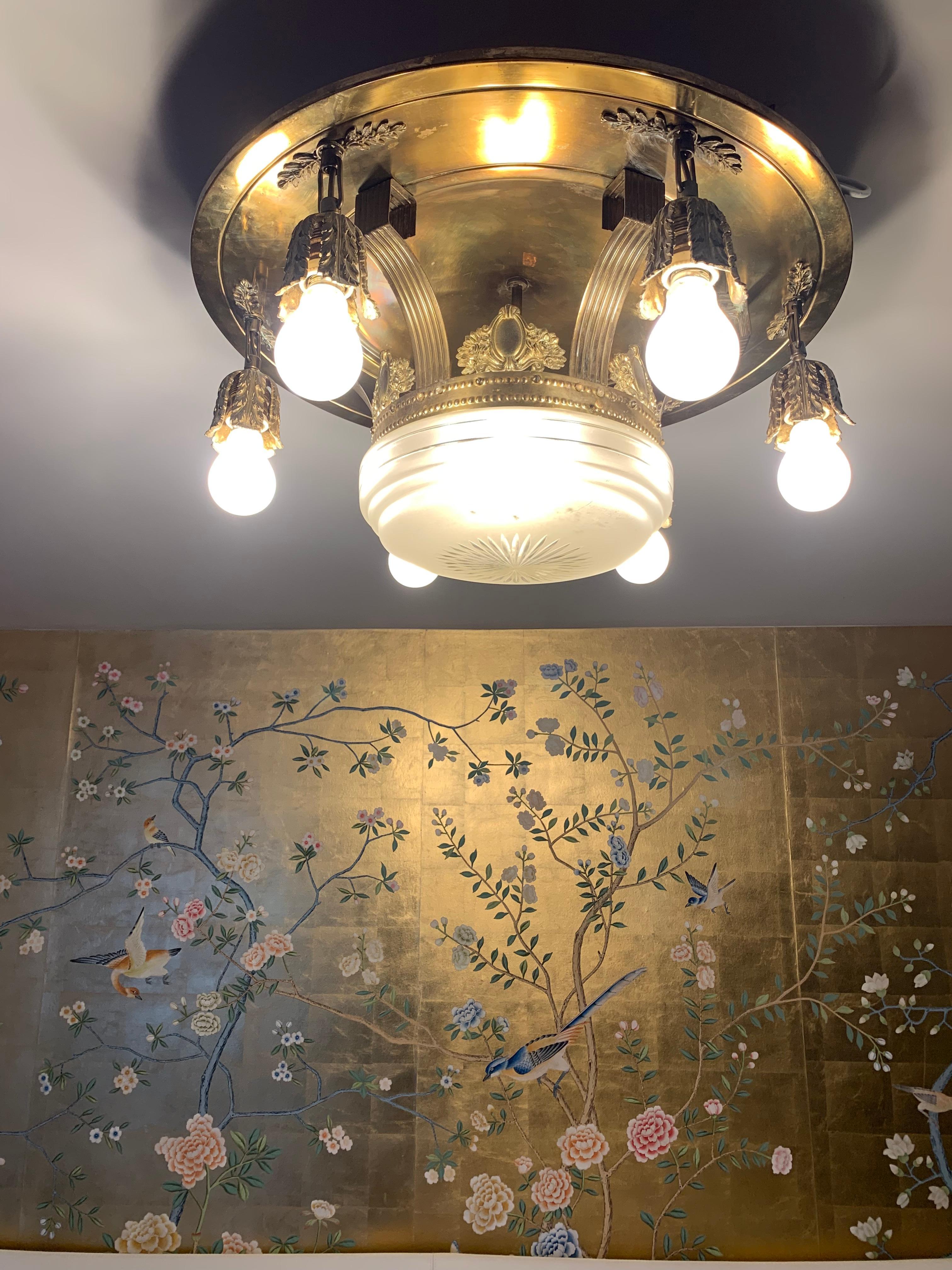 Ottone Plafoniera ornata in ottone con 6 lampadine XX secolo in vendita