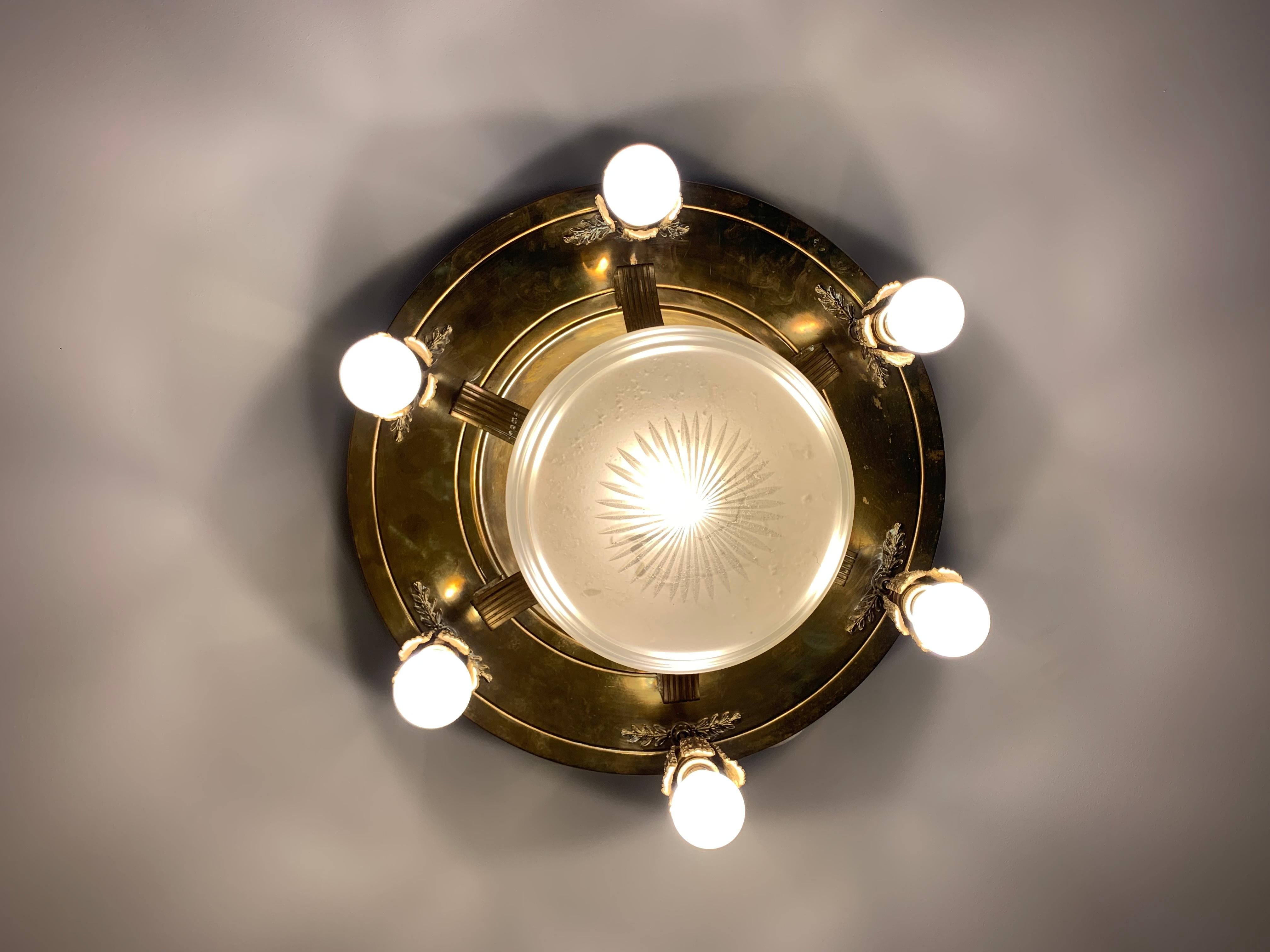 Plafoniera ornata in ottone con 6 lampadine XX secolo in vendita 2