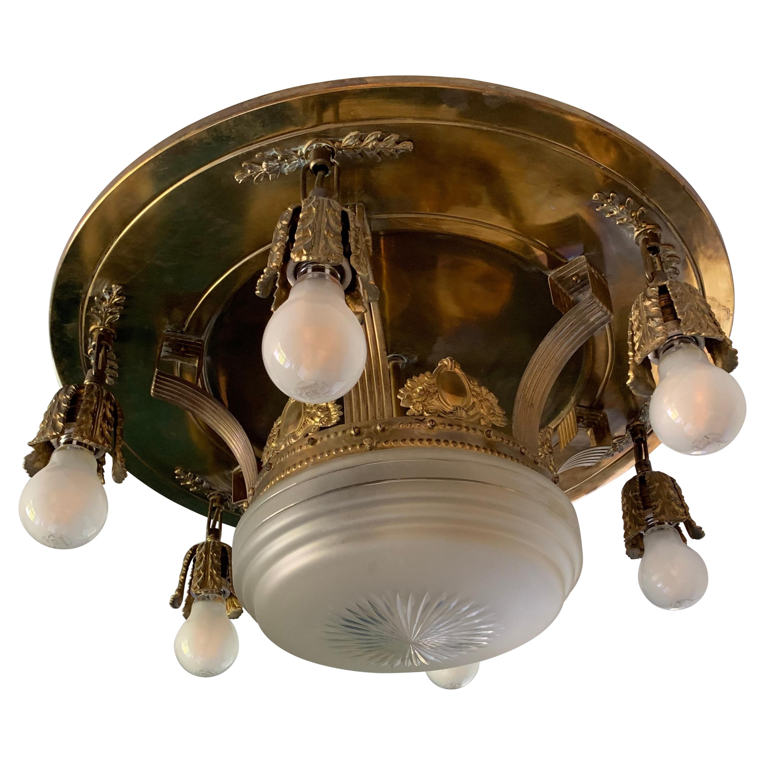 Plafonnier en laiton orné avec 6 ampoules 20ème siècle en vente