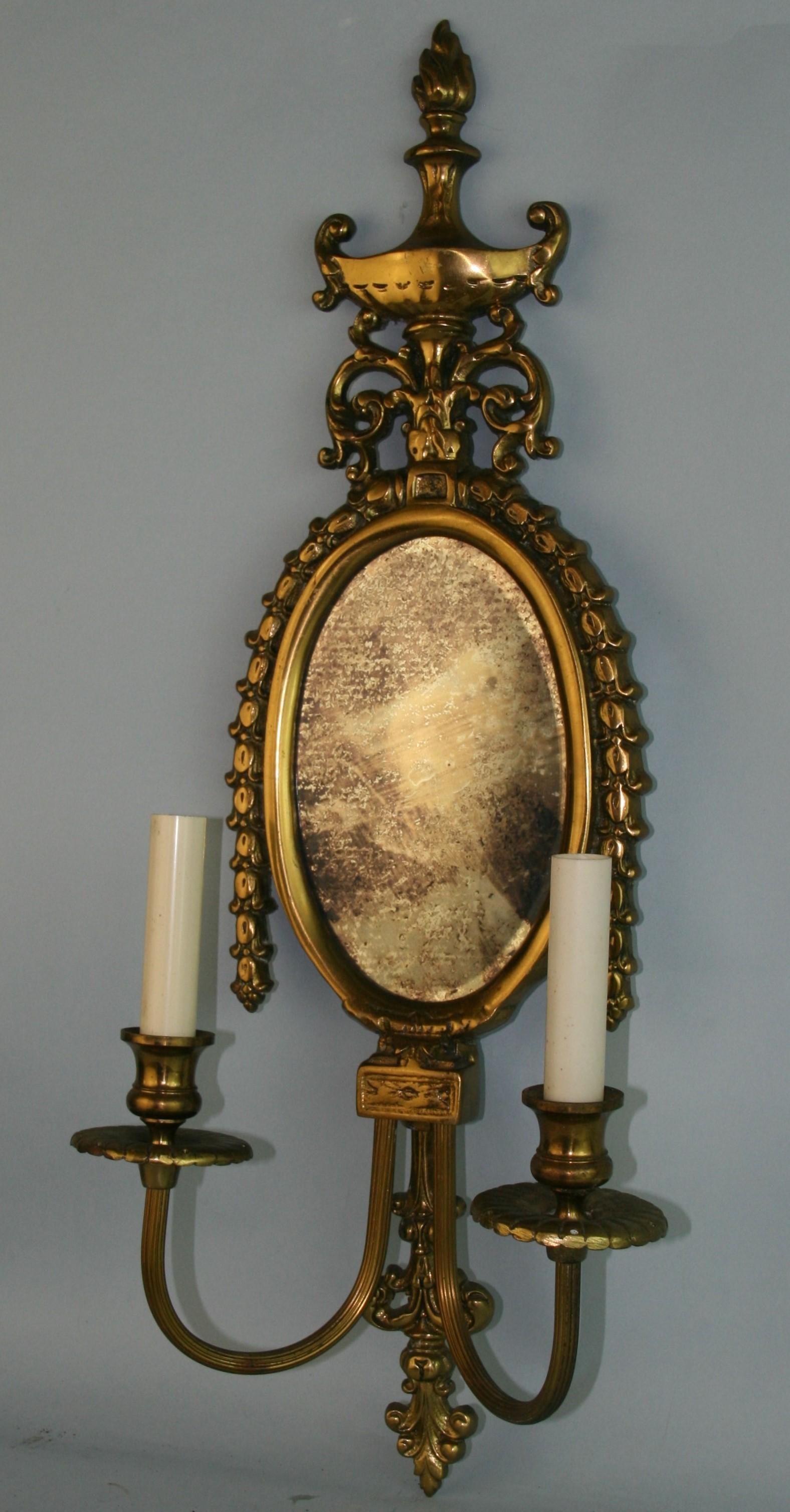 Paire d'appliques à bougie à deux bras en laiton ornées de miroir Bon état - En vente à Douglas Manor, NY