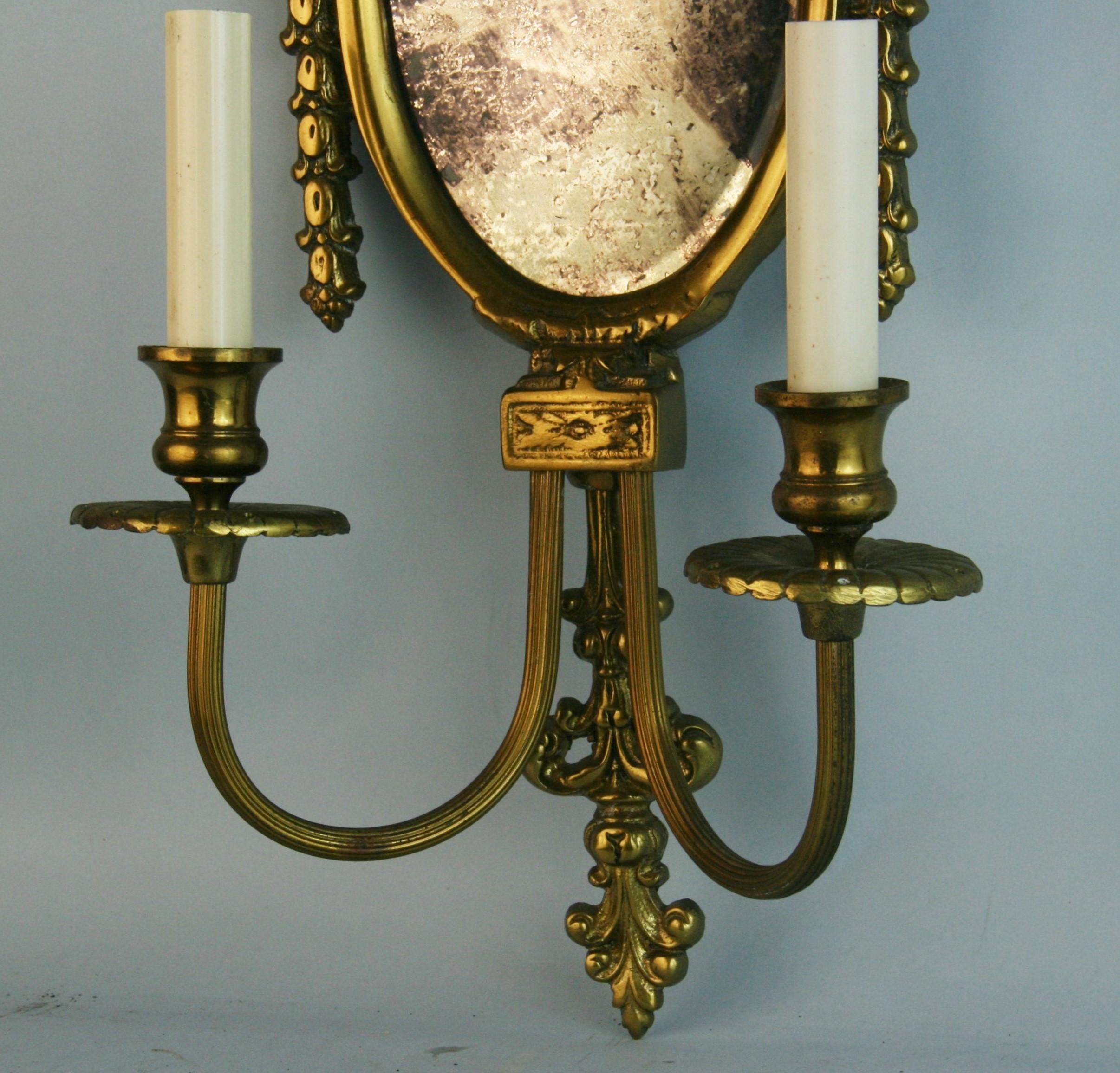Milieu du XXe siècle Paire d'appliques à bougie à deux bras en laiton ornées de miroir en vente