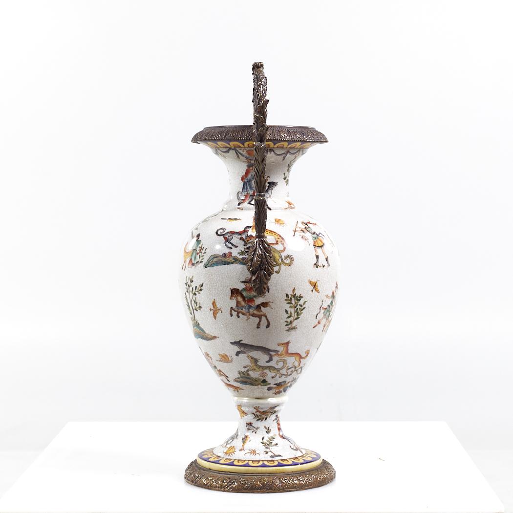 Verschnörkelte Vase aus Bronze und weißer Keramik im Angebot 1