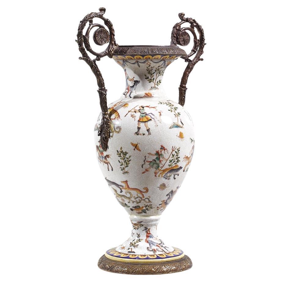 Verschnörkelte Vase aus Bronze und weißer Keramik im Angebot
