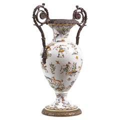 Verschnörkelte Vase aus Bronze und weißer Keramik